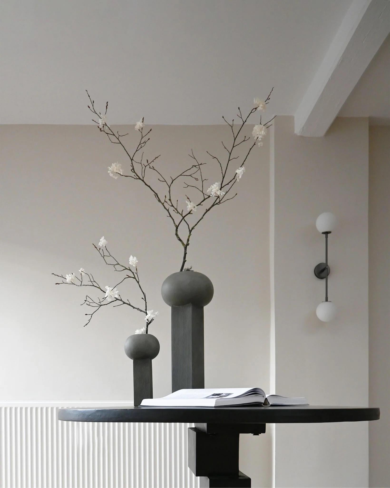 Aplique contemporáneo gris de metal y cristal opalino. Siglo XXI y contemporáneo en venta