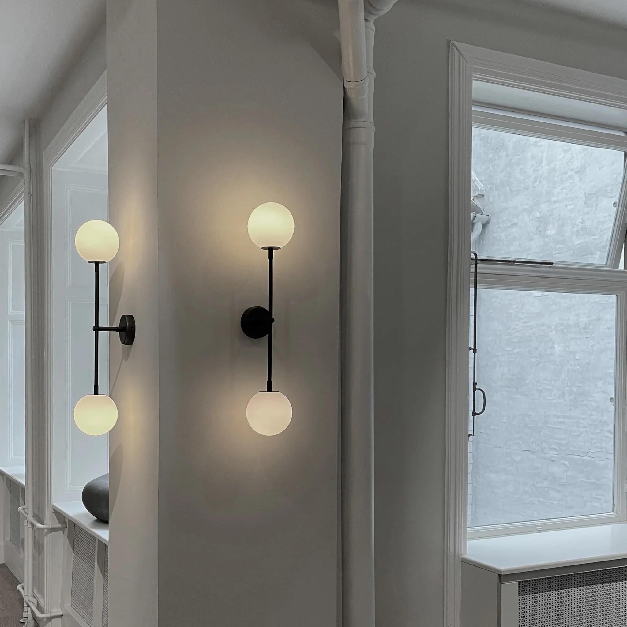 Aplique contemporáneo gris de metal y cristal opalino. en venta 1