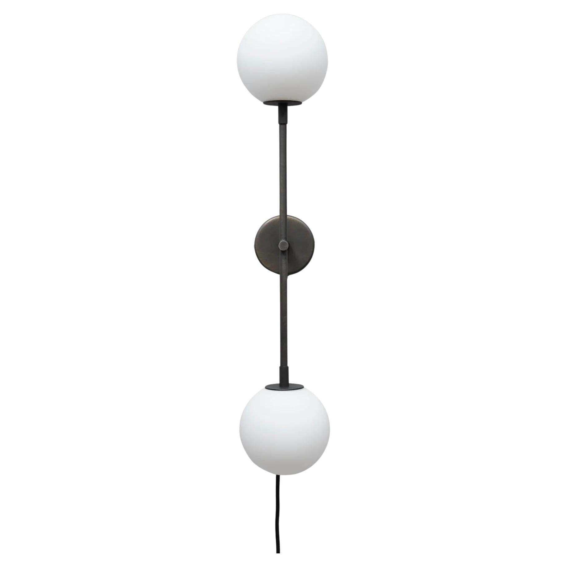 Aplique contemporáneo gris de metal y cristal opalino. en venta