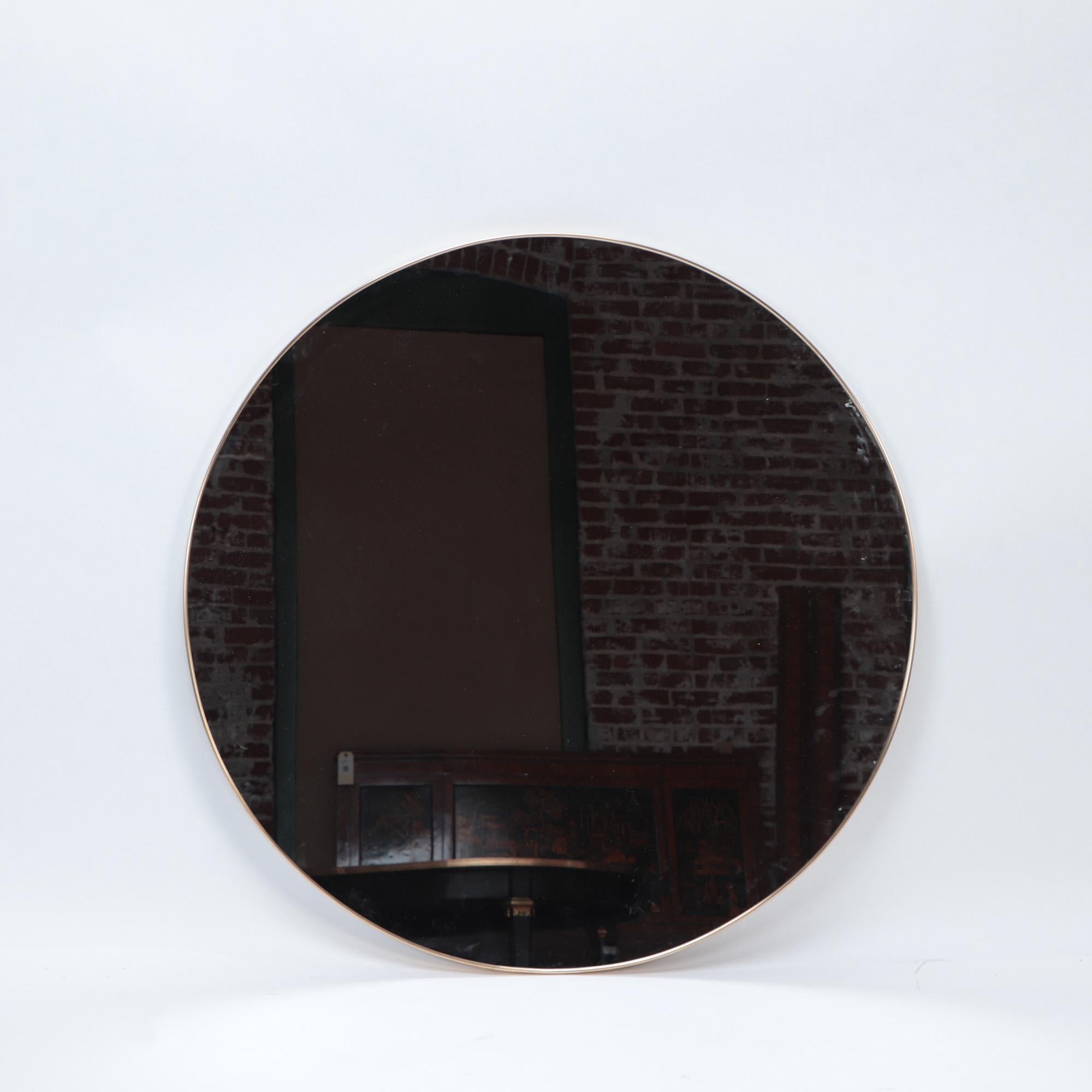 A contemporary Italian large round brass mirror, 21st Century. For Sale 1