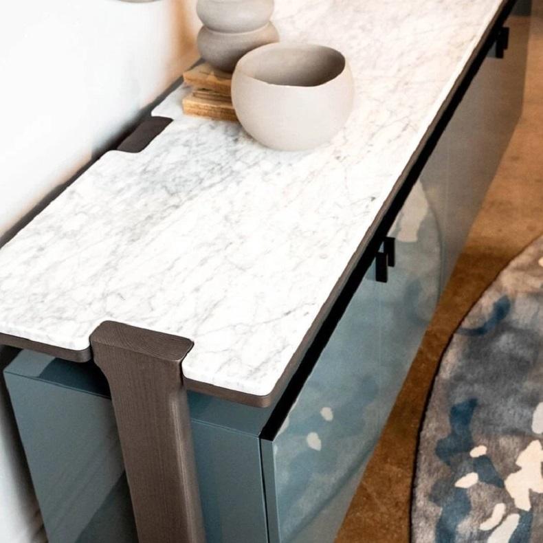 Buffet contemporain laqué avec dessus en marbre et accents métalliques en vente 3