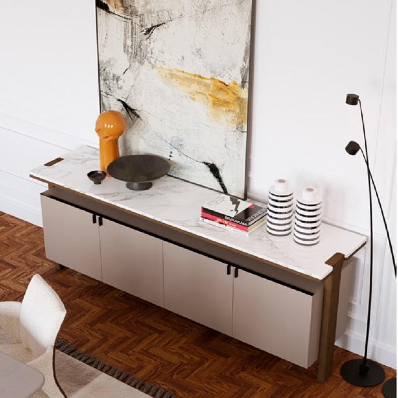 Ein zeitgenössisches lackiertes Sideboard mit einer Marmorplatte und Metallakzenten im Angebot 1
