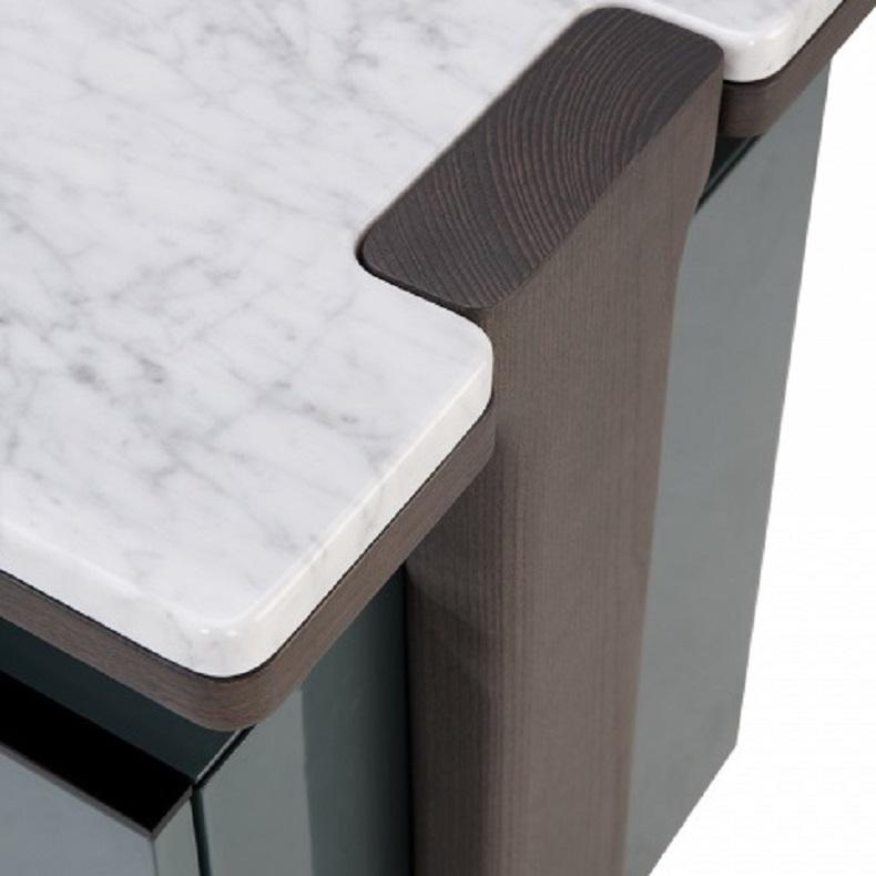 Ein zeitgenössisches lackiertes Sideboard mit einer Marmorplatte und Metallakzenten im Angebot 2