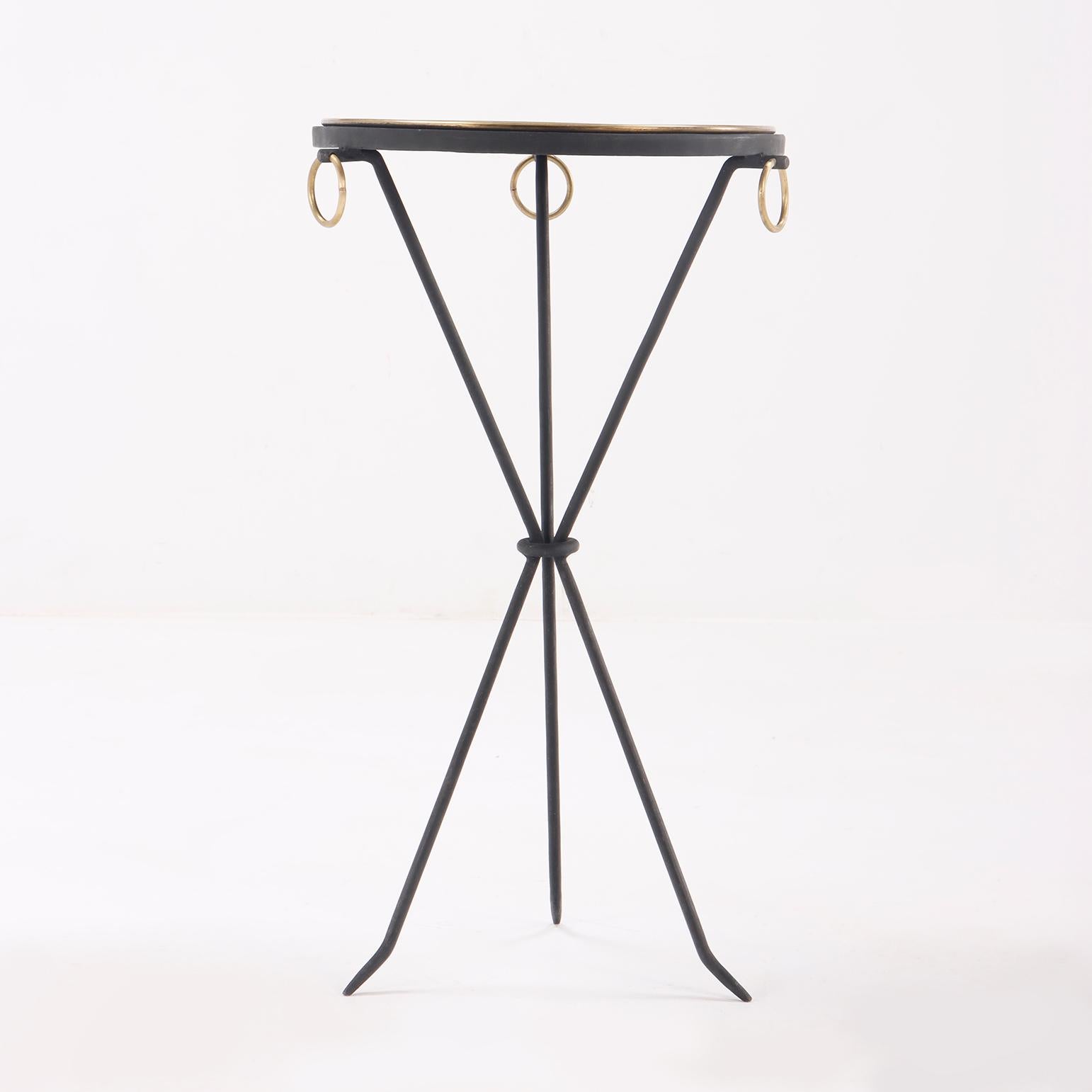 Paire de tables à boissons contemporaines en fer forgé à décor d'anneaux. 