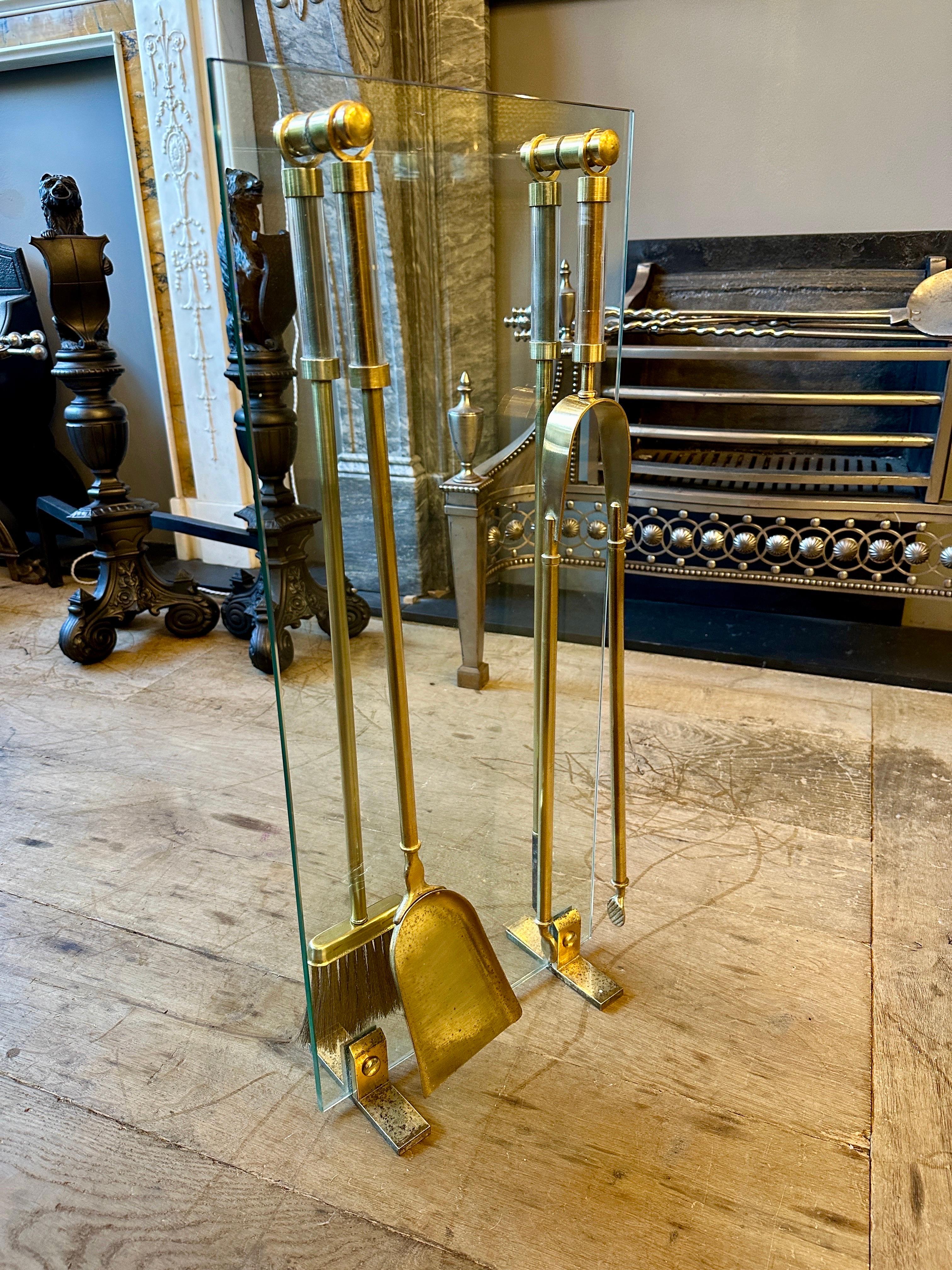 Un set contemporaneo di strumenti francesi per il fuoco. In condizioni buone in vendita a London, GB