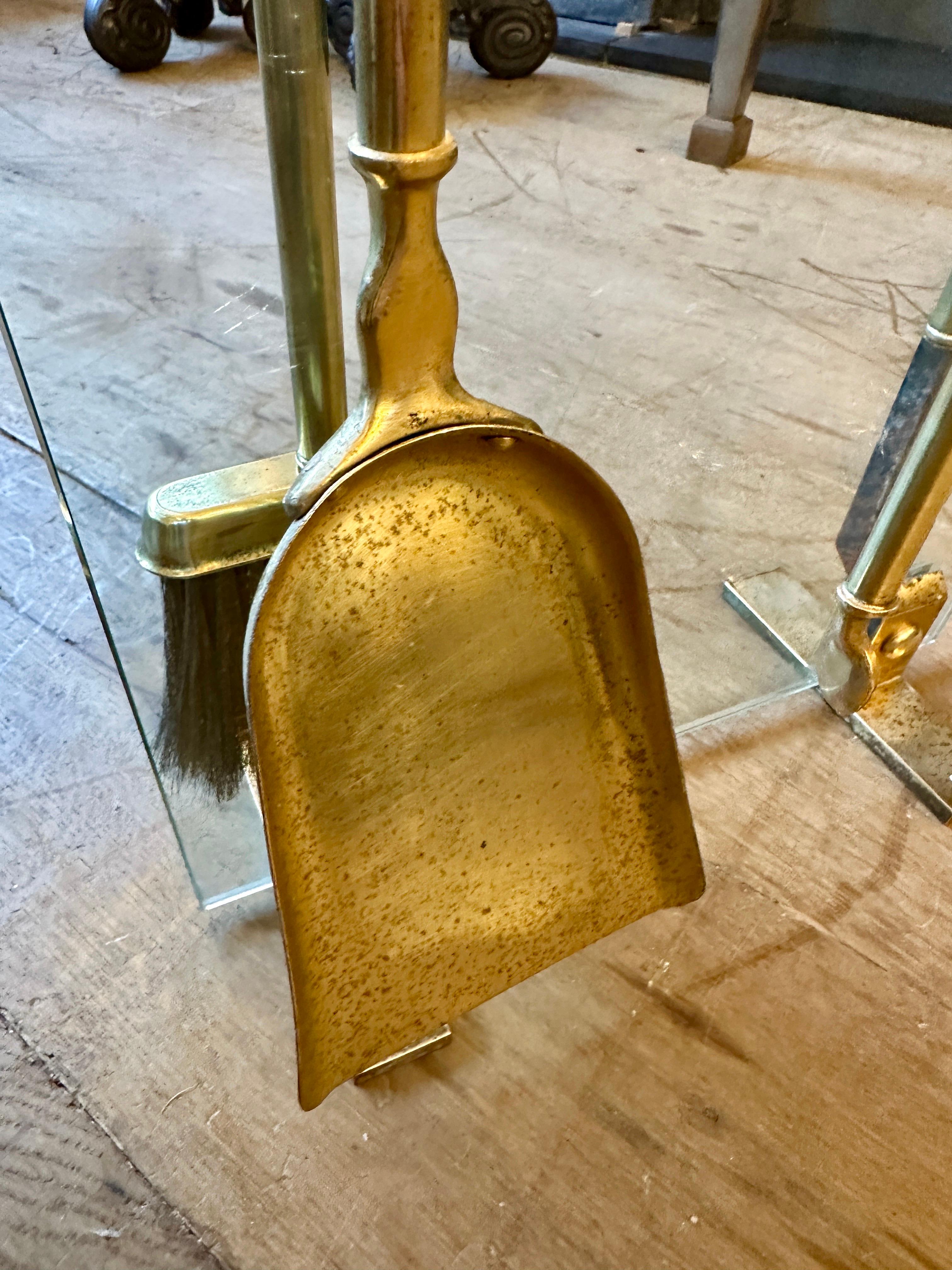 Ottone Un set contemporaneo di strumenti francesi per il fuoco. in vendita