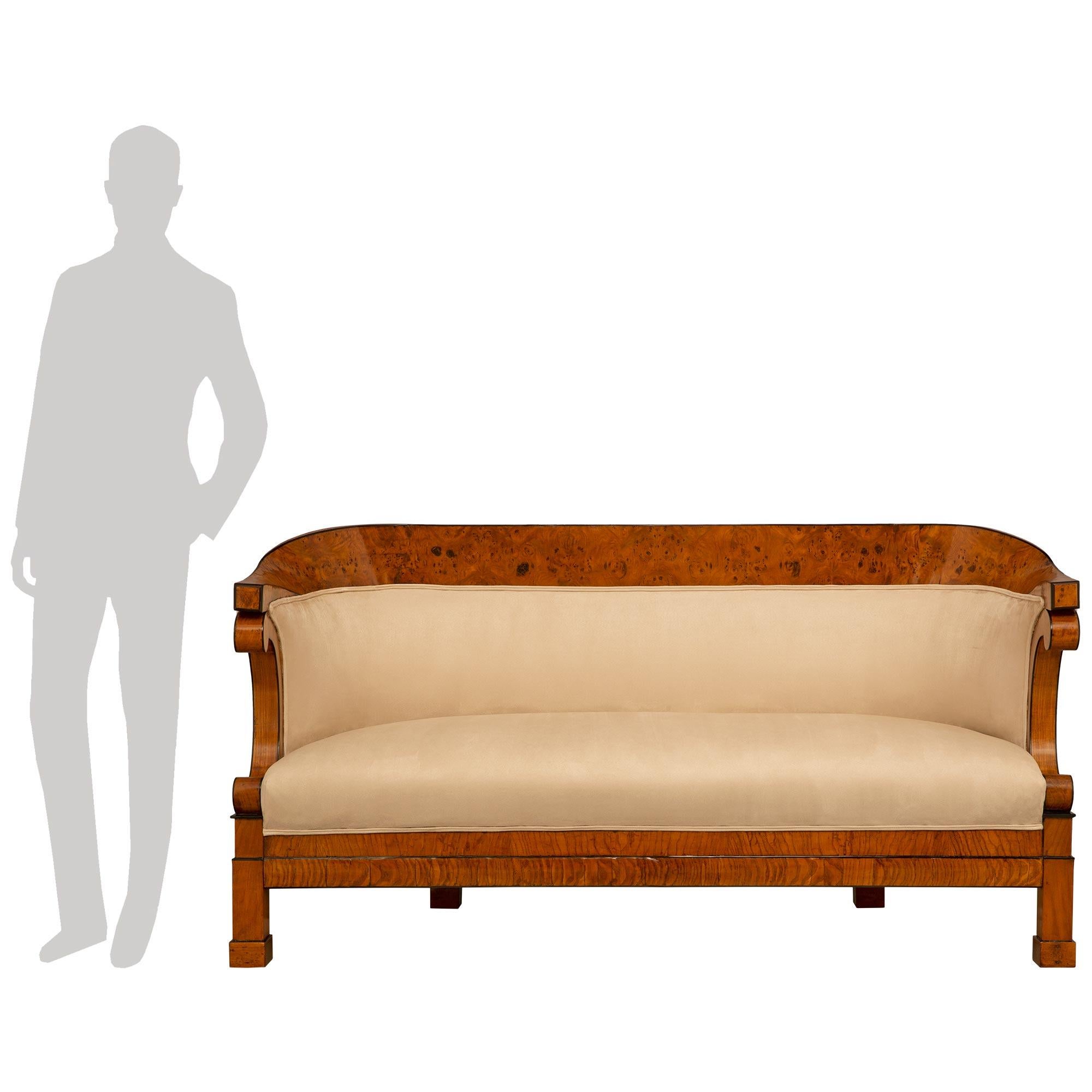 

Ein attraktives kontinentales Biedermeier-Sofa des 19. Jahrhunderts aus Birke und ebonisiertem Obstholz. Die Couch wird von vier quadratischen Beinen und Bodenblöcken mit Filets aus ebonisiertem Obstholz getragen. Die Beine führen zu einem