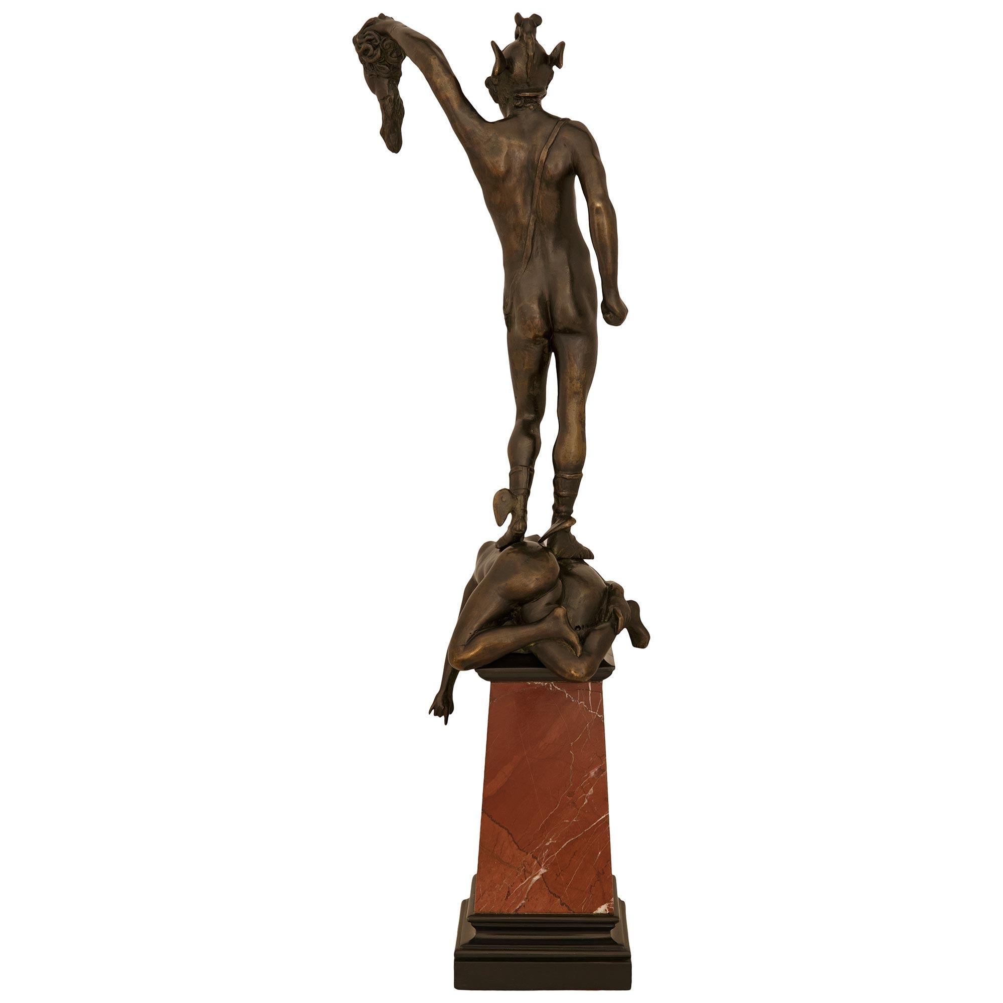 Statua in bronzo e marmo di Perseo e Medusa del XIX secolo continentale in vendita 4