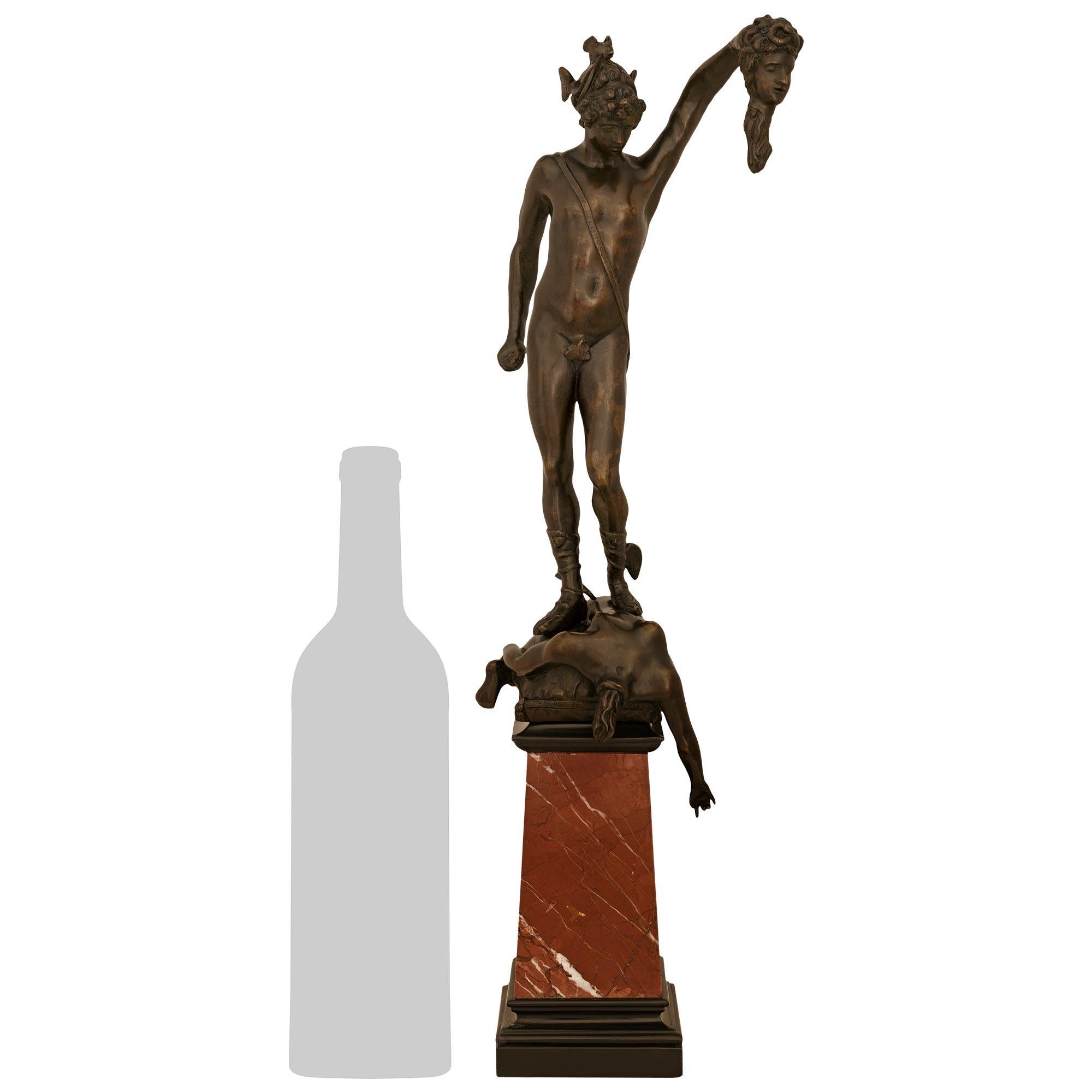 Eccezionale statua in bronzo patinato, nero belga e marmo rosso di Alicante di Perseo e Medusa del periodo Grand Tour del XIX secolo. Questa bella statua di Perseo che ha sconfitto Medusa è basata su un modello realizzato dallo scultore Benvenuto