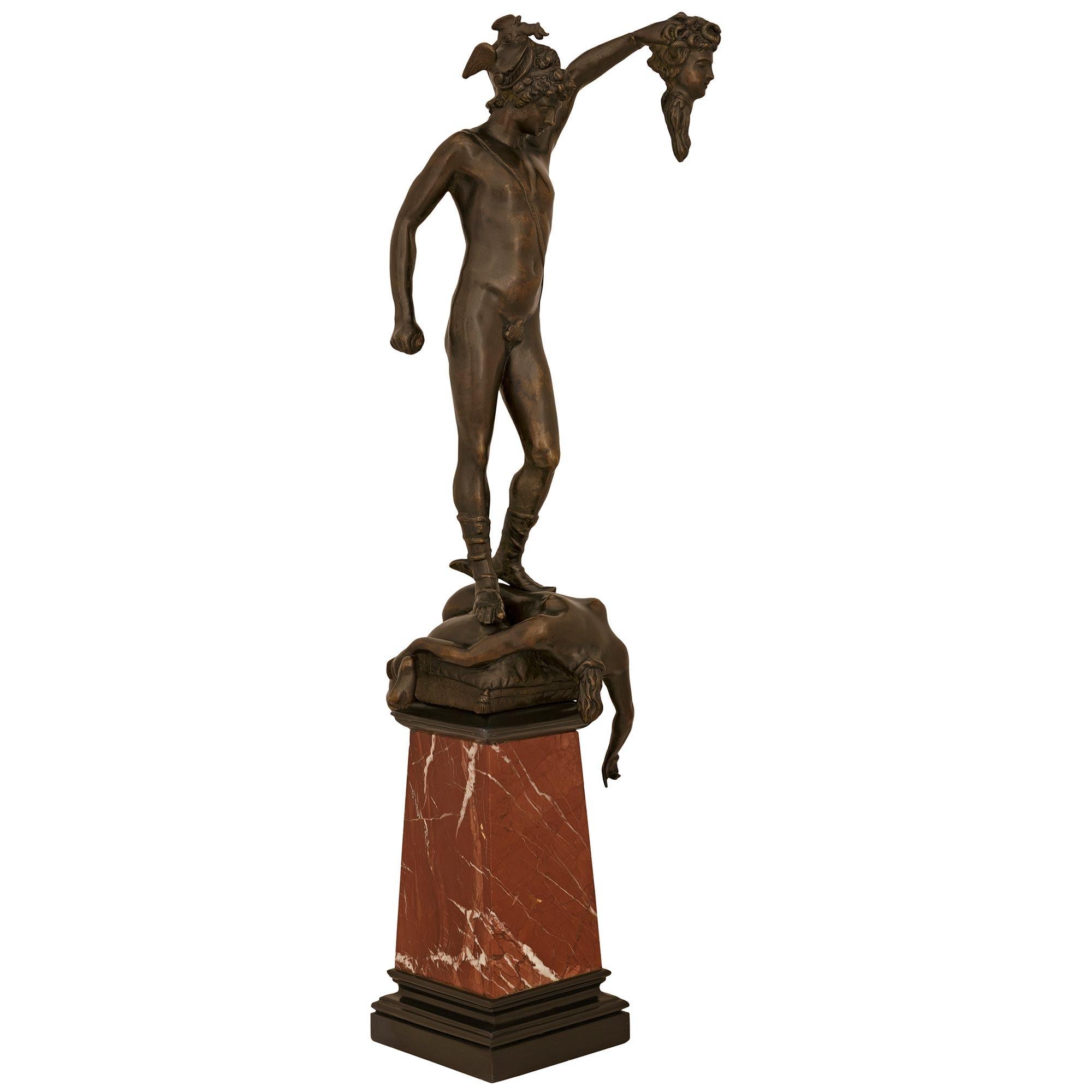 Grand Tour Statua in bronzo e marmo di Perseo e Medusa del XIX secolo continentale in vendita