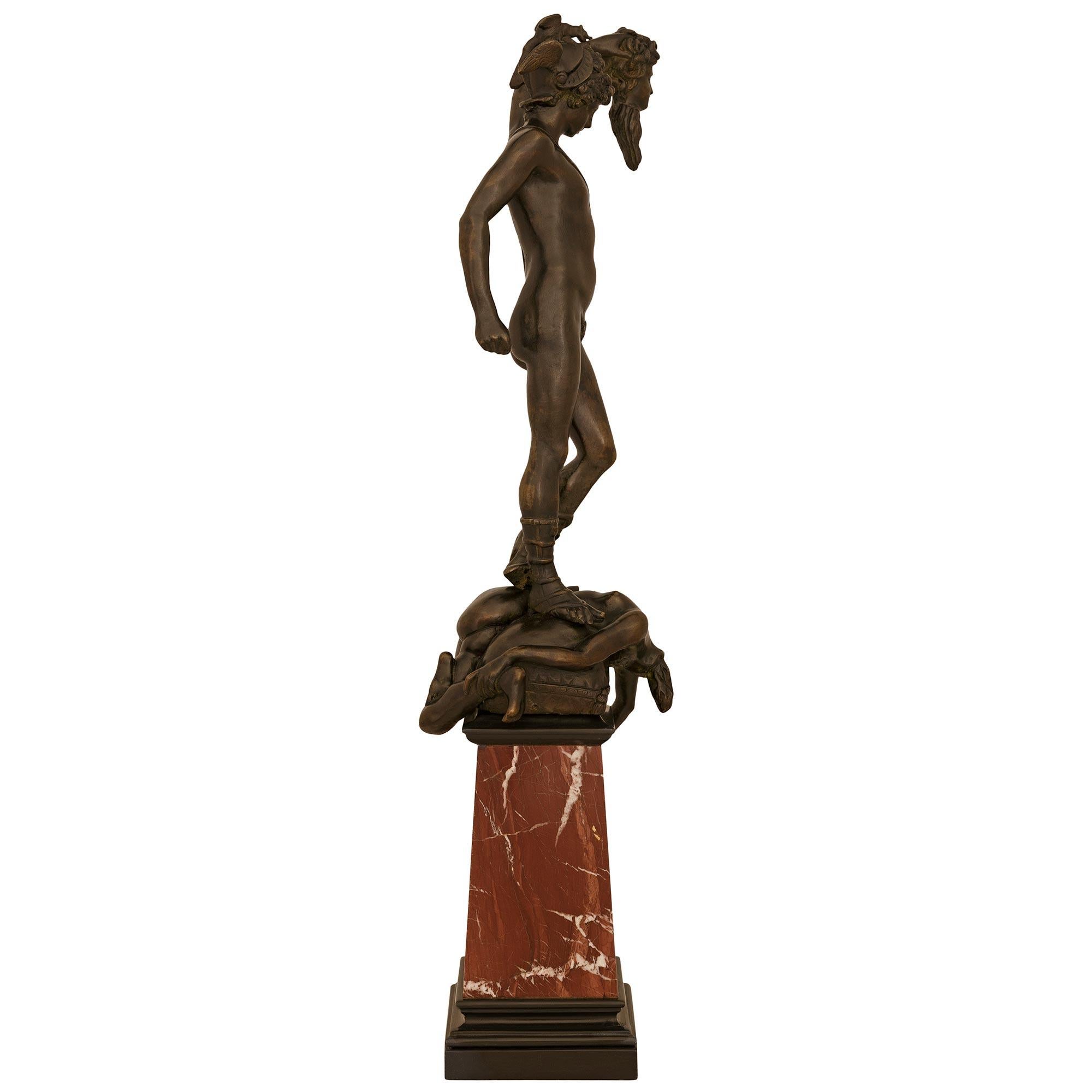 Sconosciuto Statua in bronzo e marmo di Perseo e Medusa del XIX secolo continentale in vendita