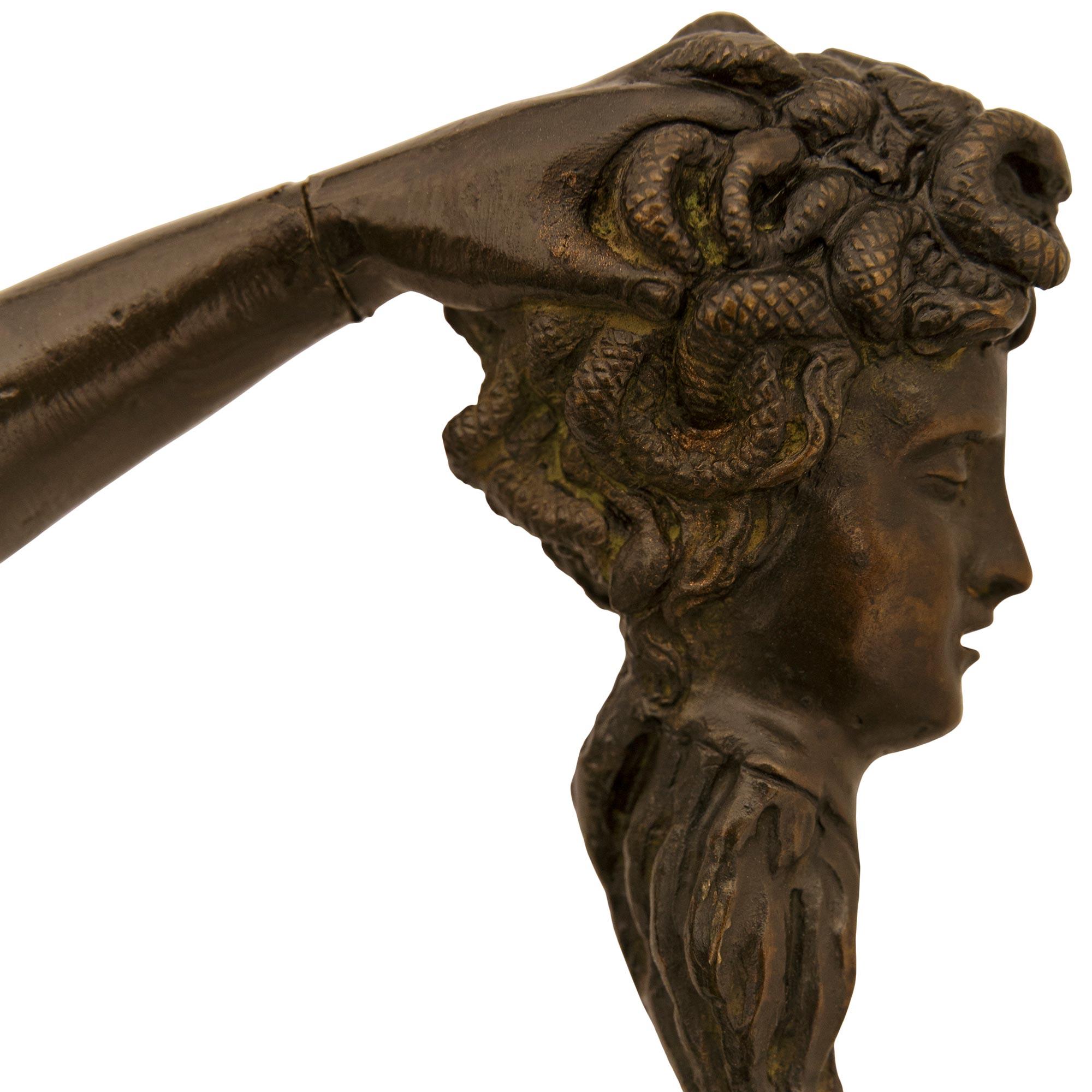 Patinato Statua in bronzo e marmo di Perseo e Medusa del XIX secolo continentale in vendita