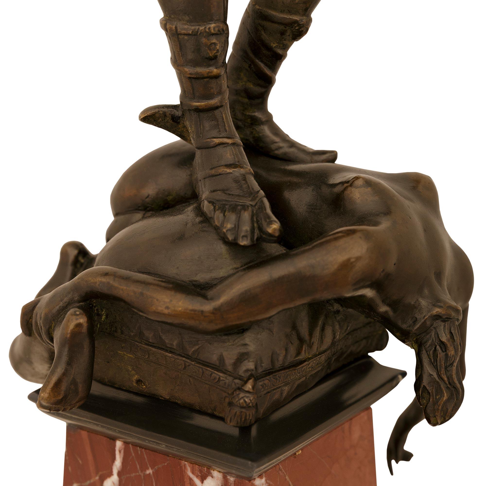 Statua in bronzo e marmo di Perseo e Medusa del XIX secolo continentale in vendita 2