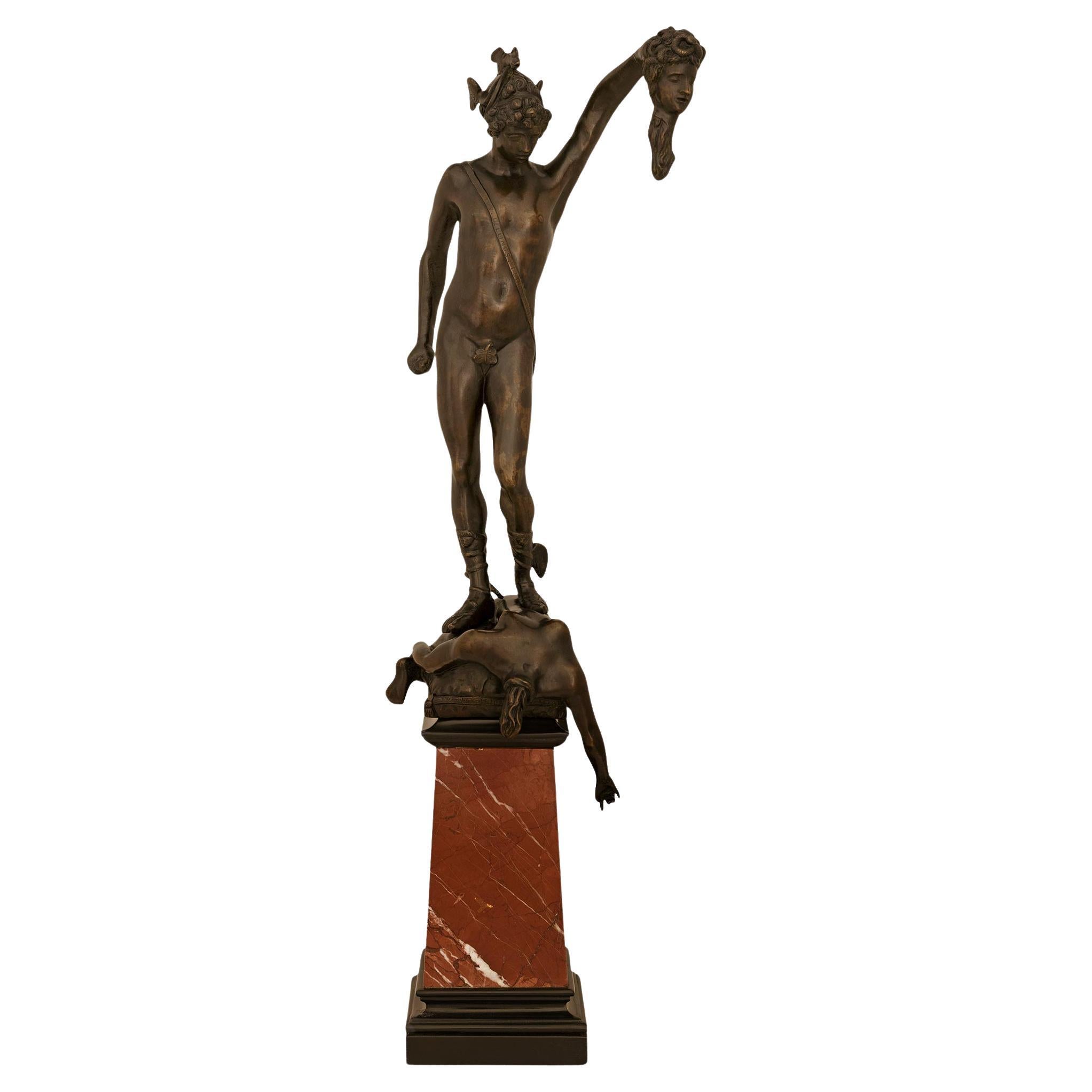 Statua in bronzo e marmo di Perseo e Medusa del XIX secolo continentale in vendita