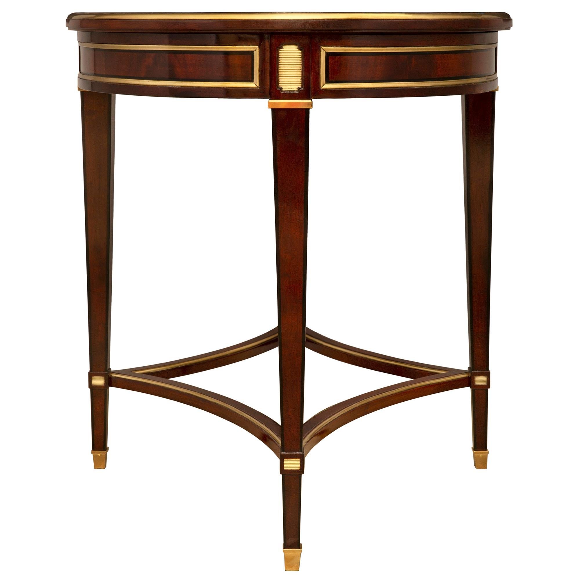 A continental 19th century Directoire st. mahogany center table In Good Condition For Sale In West Palm Beach, FL