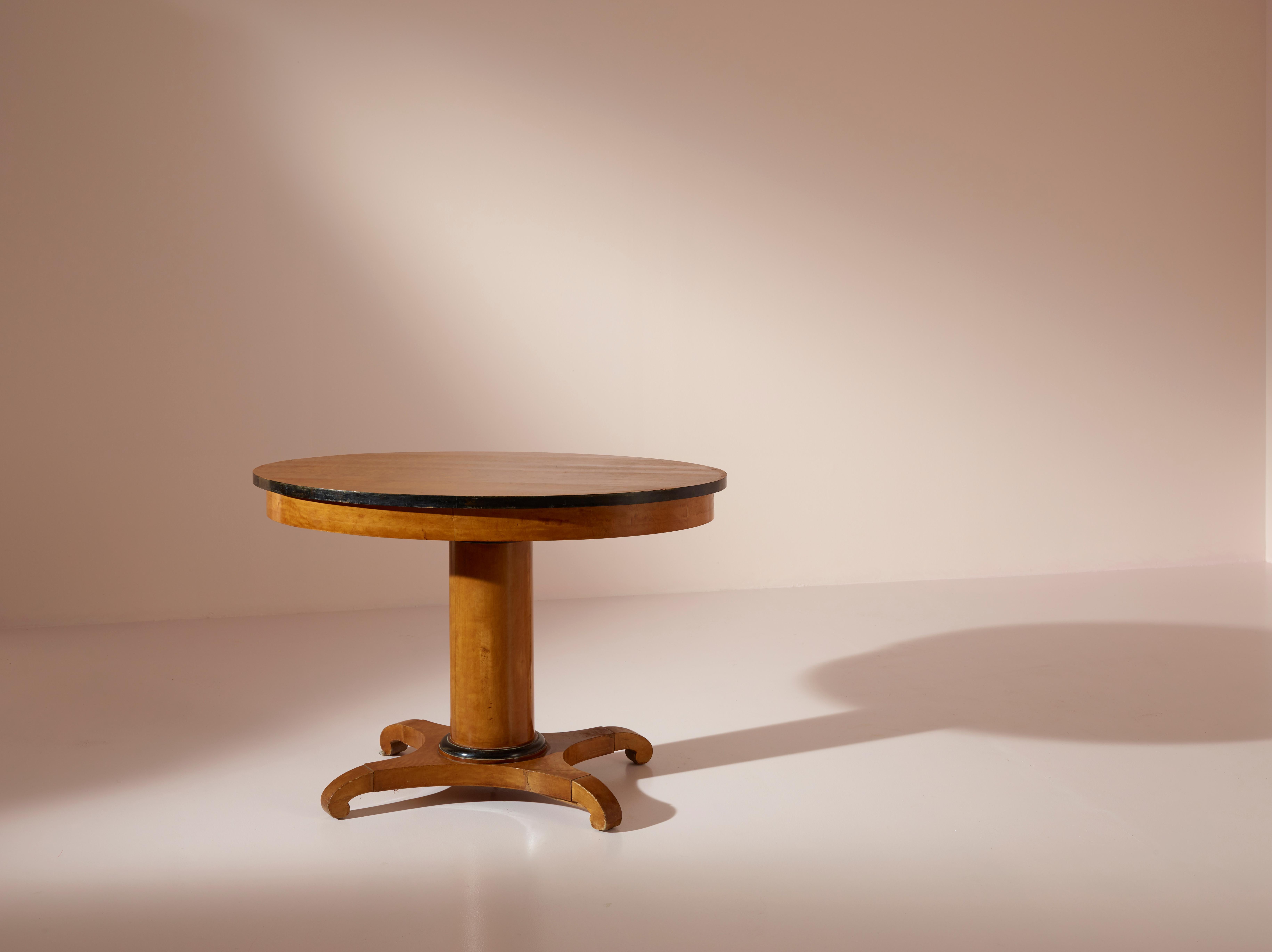 An elegant Biedermeier occasional table, produced in Europe during the 1920s, beautifully captures the essence of this timeless style. Crafted from maple wood, adorned with exquisite ebonised details, this piece showcases the impeccable