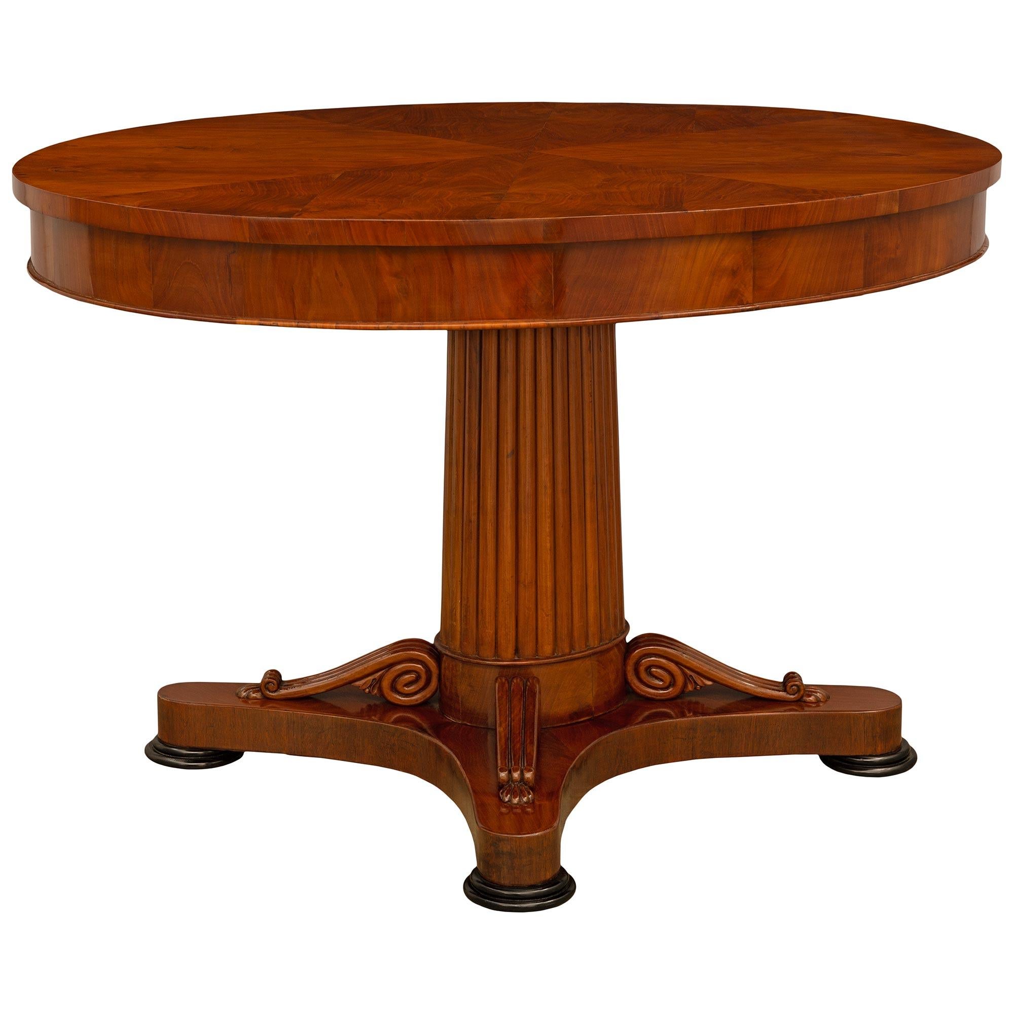 Mesa de centro continental de madera de frutal de caoba de principios del siglo XIX, estilo Imperio Desconocido en venta