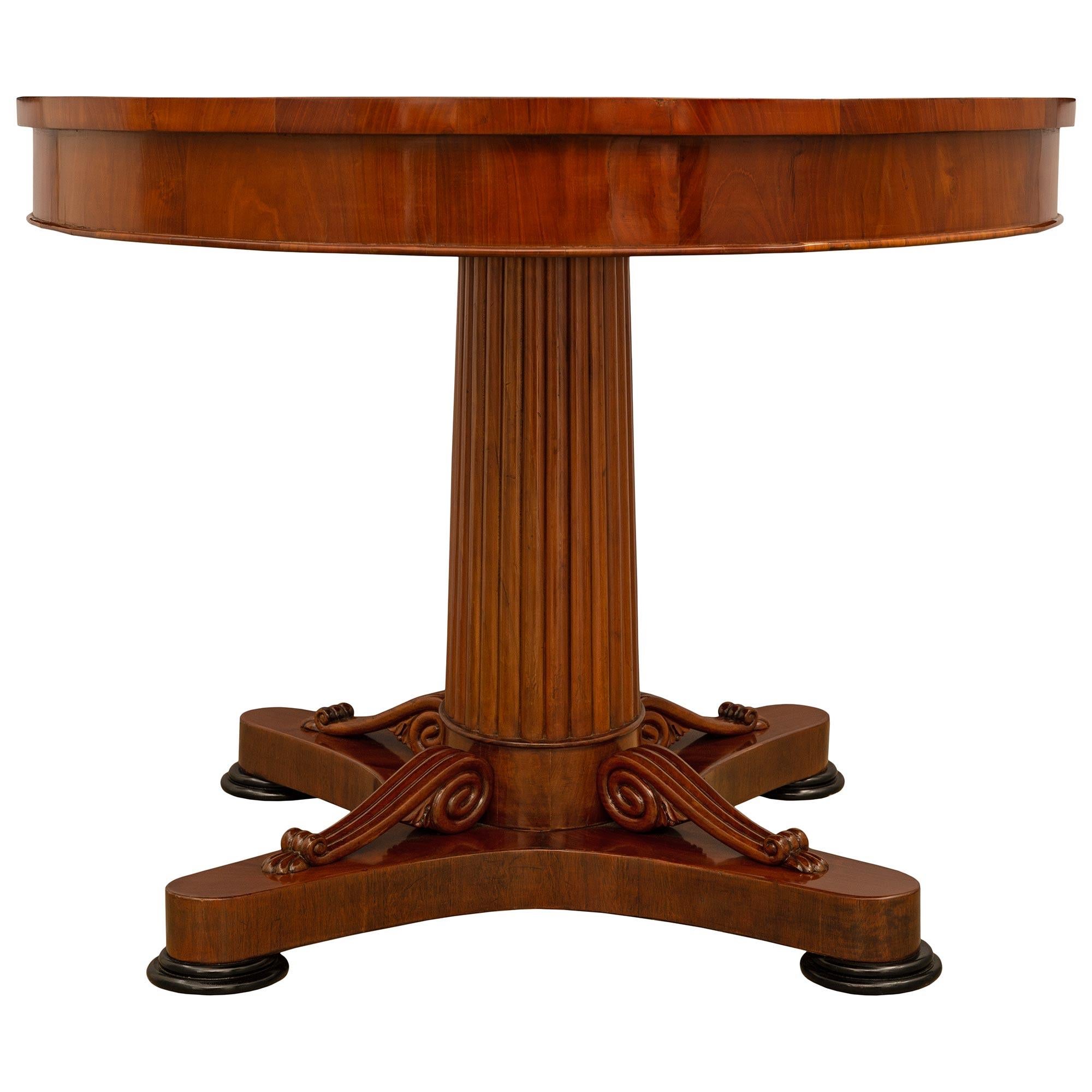 Mesa de centro continental de madera de frutal de caoba de principios del siglo XIX, estilo Imperio Ebonizado en venta