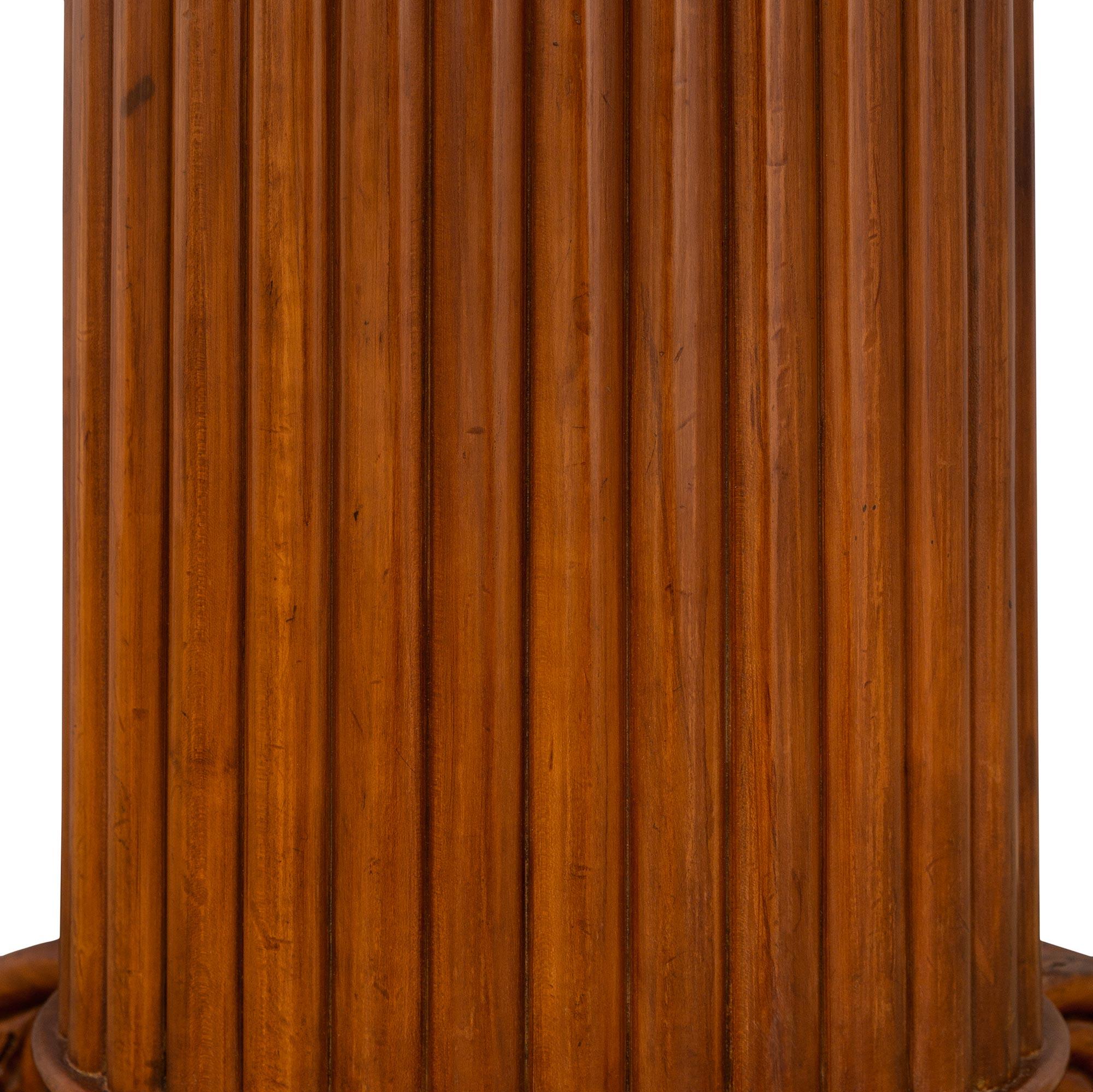 Mesa de centro continental de madera de frutal de caoba de principios del siglo XIX, estilo Imperio en Bueno estado para la venta en West Palm Beach, FL