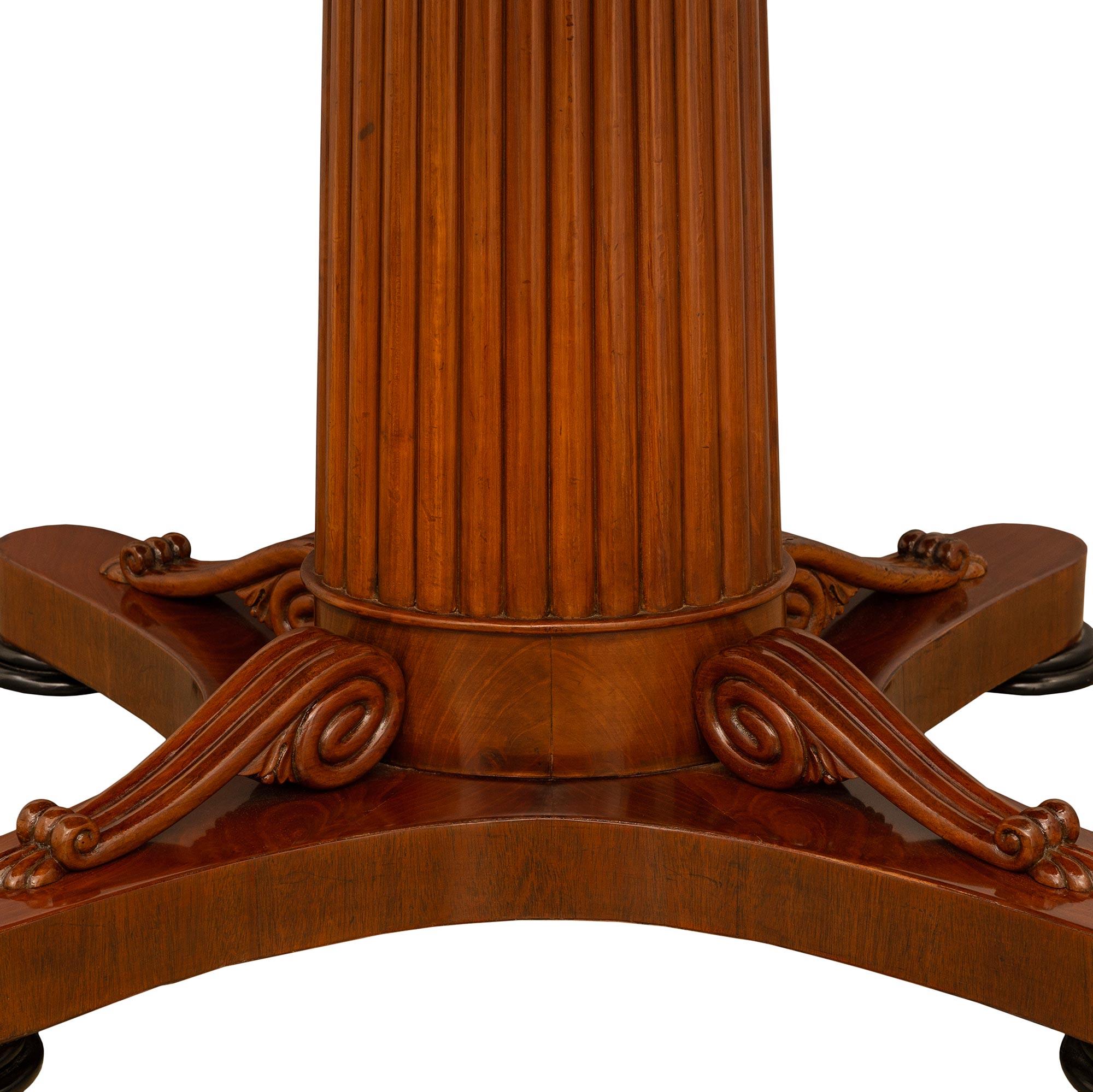 Mesa de centro continental de madera de frutal de caoba de principios del siglo XIX, estilo Imperio Madera frutal en venta