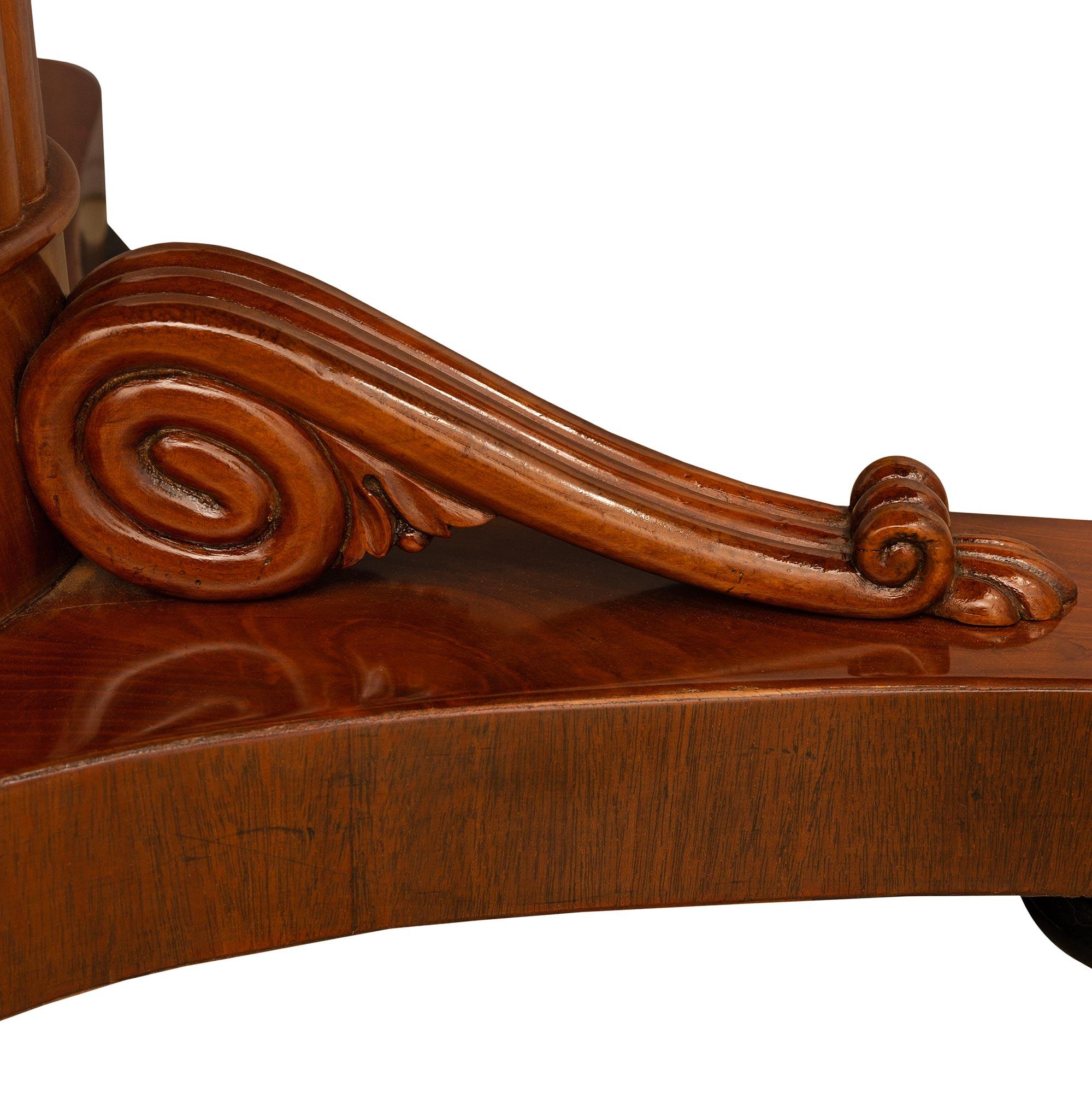 Mesa de centro continental de madera de frutal de caoba de principios del siglo XIX, estilo Imperio en venta 1