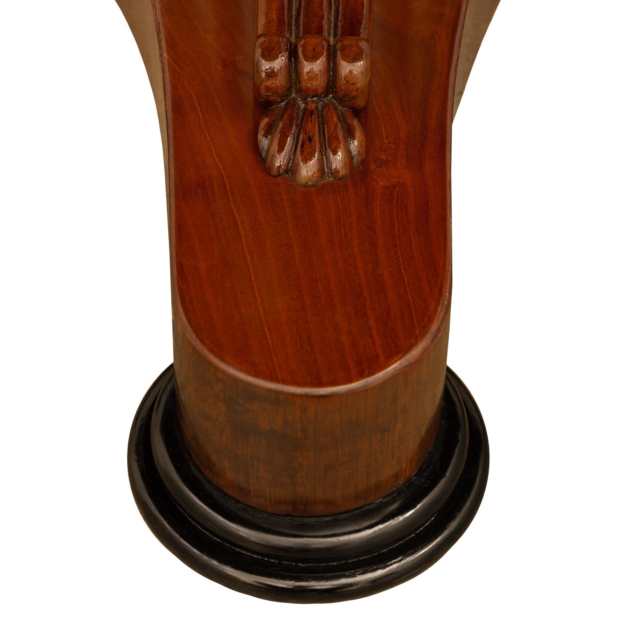 Mesa de centro continental de madera de frutal de caoba de principios del siglo XIX, estilo Imperio en venta 2
