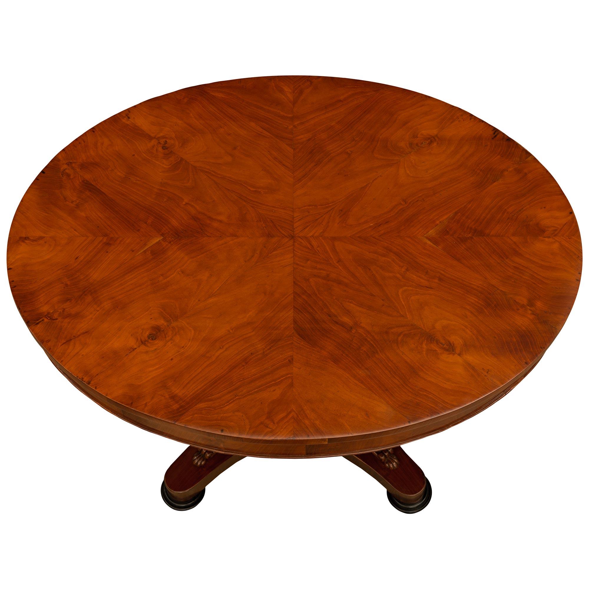 Mesa de centro continental de madera de frutal de caoba de principios del siglo XIX, estilo Imperio en venta 3