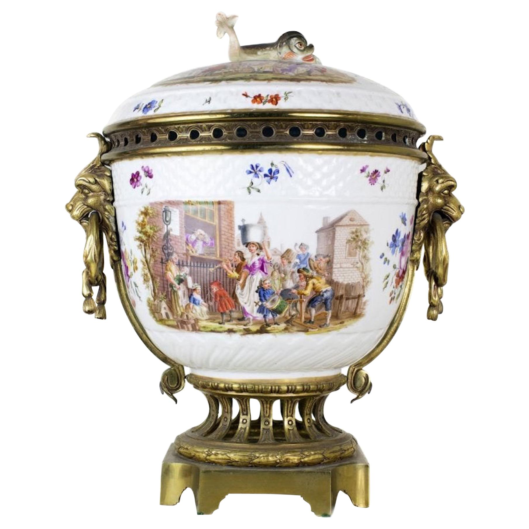Pot-pourri continental en porcelaine monté sur bronze doré, fin du 19ème siècle en vente