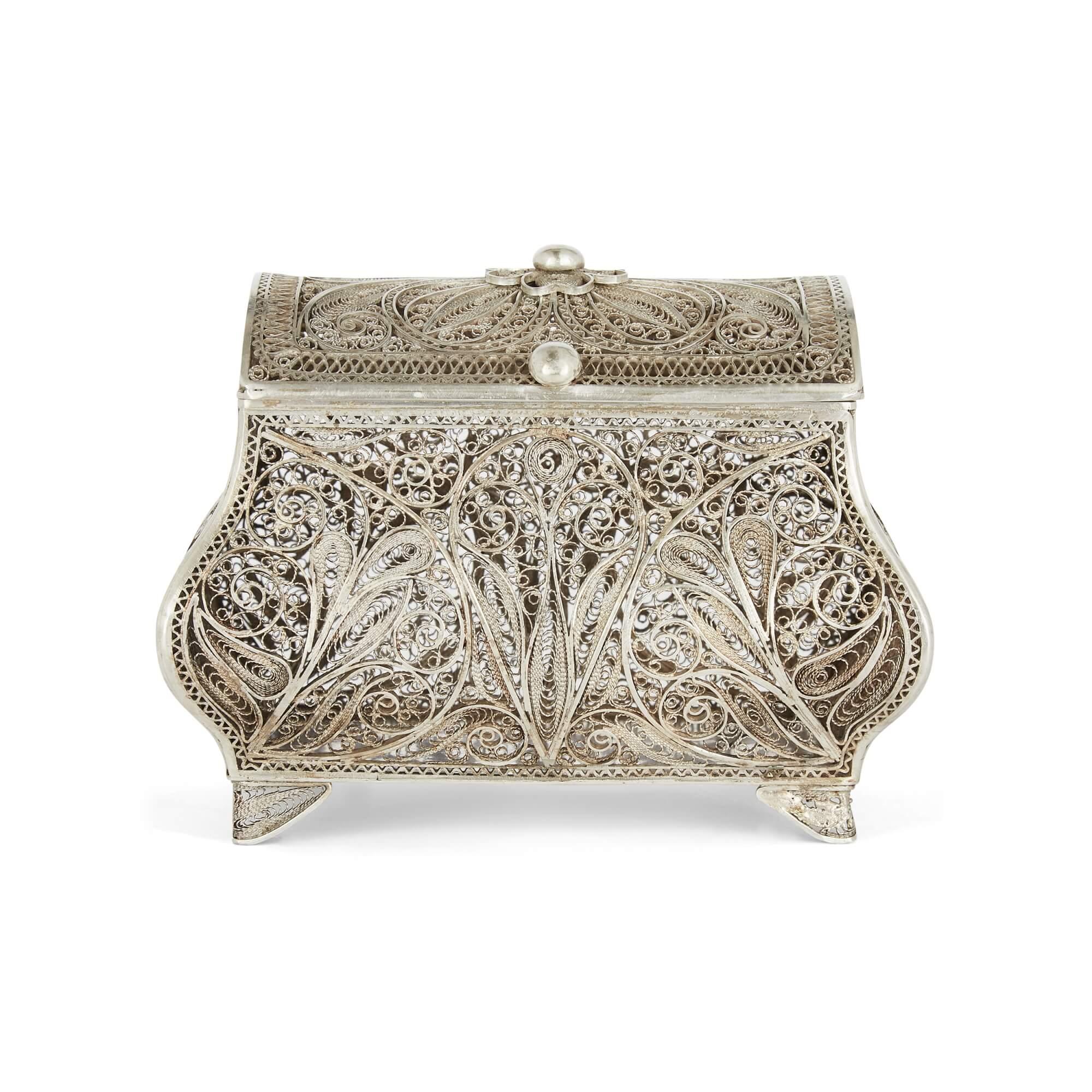 Une boîte à fleurs décorative continentale en argent filigrané
Continental, début du 20e siècle
10cm de haut x 11cm de large x 7cm de profondeur.

Cette pièce délicate et charmante, réalisée en filigrane d'argent, est autant un bijou à part