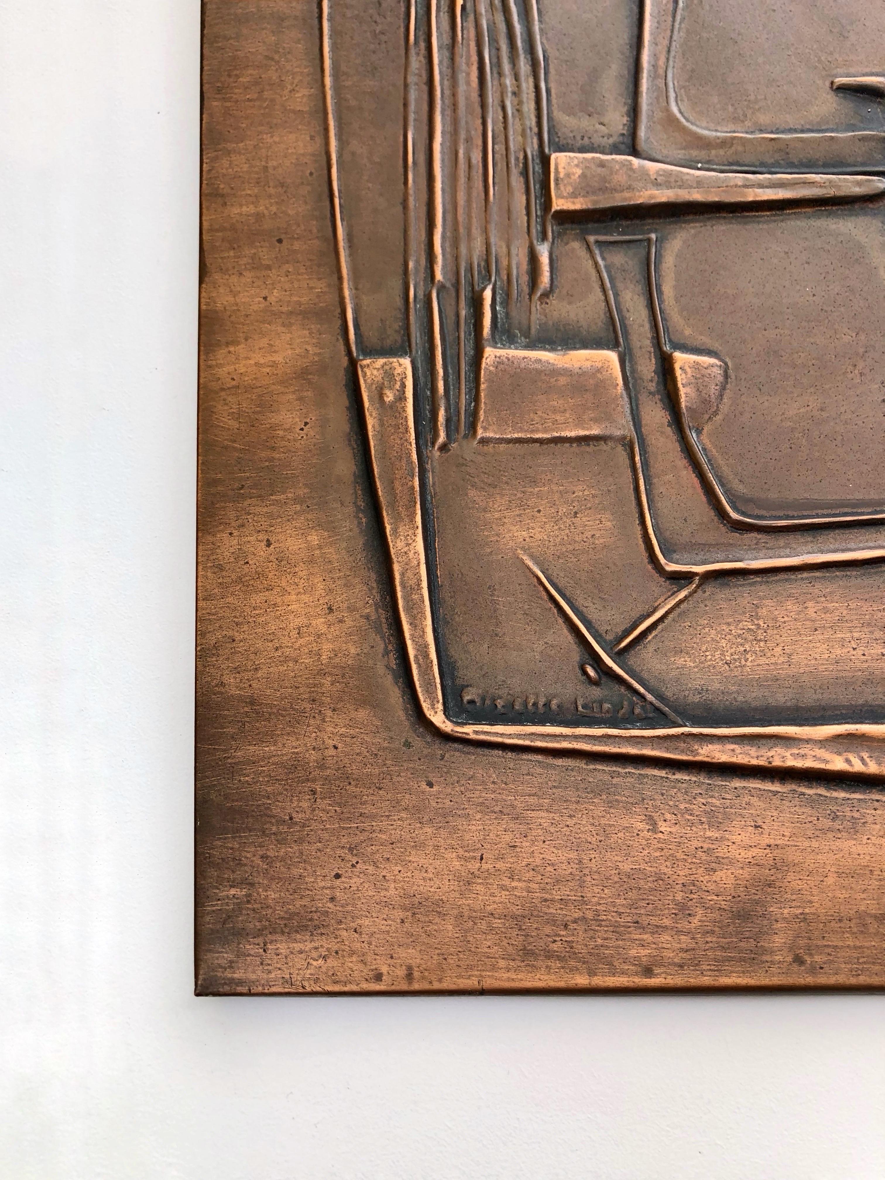 Un pannello di rame repoussage del 1978, raffigurante navi vichinghe, è un bellissimo pezzo di artigianato francese di André Bizette-Lindet, realizzato dagli Atelier d'Art Français. Il repoussage, una tecnica in cui il metallo viene lavorato e