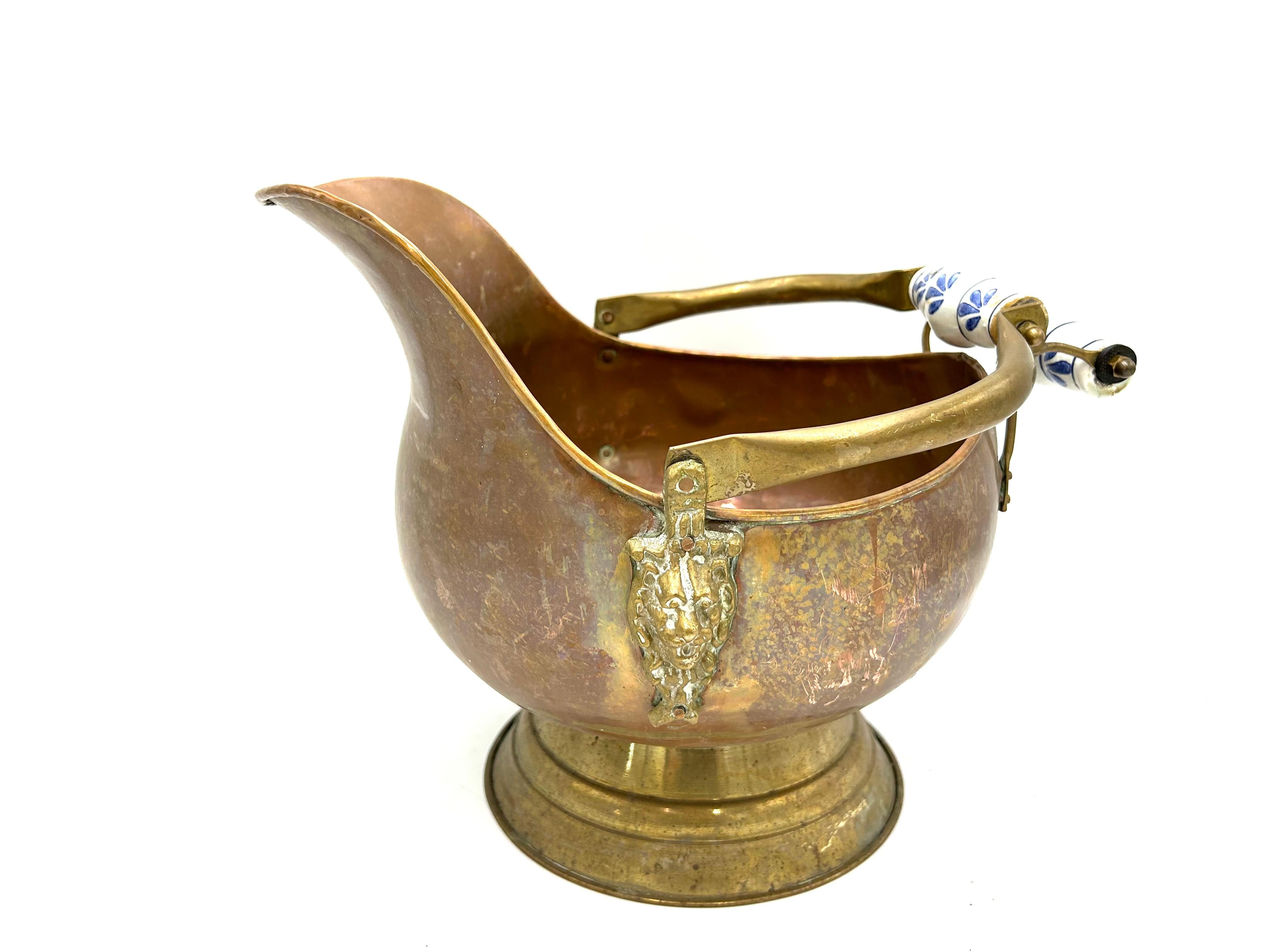Copper vessel -pot with porcelain handles.

Very good condition, covered with patina due to age

Measures: height 27cm

width 30cm

depth 24cm.