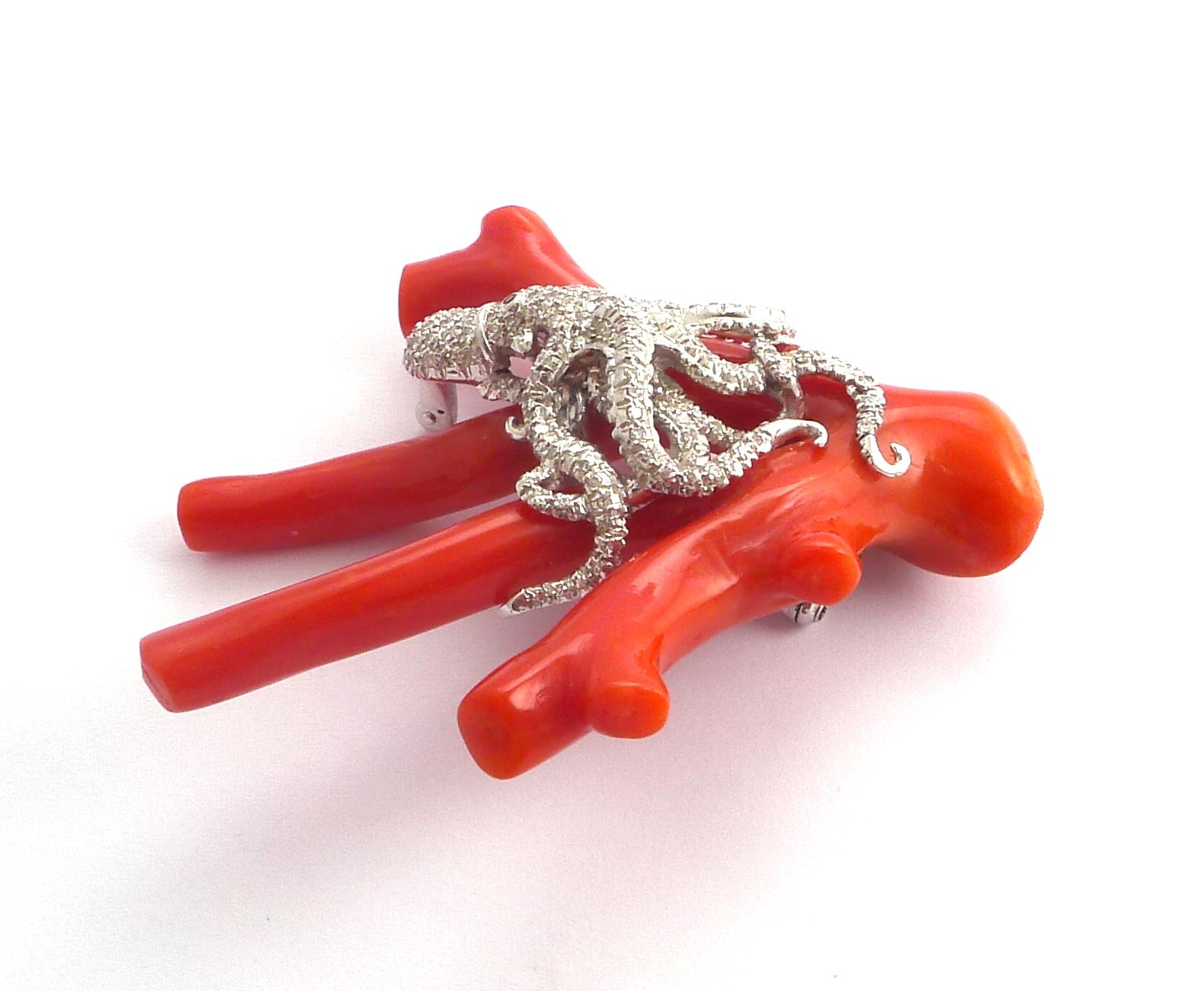 Coral and Diamond Brooch Set in Platinum In Excellent Condition For Sale In Geneva, Geneva