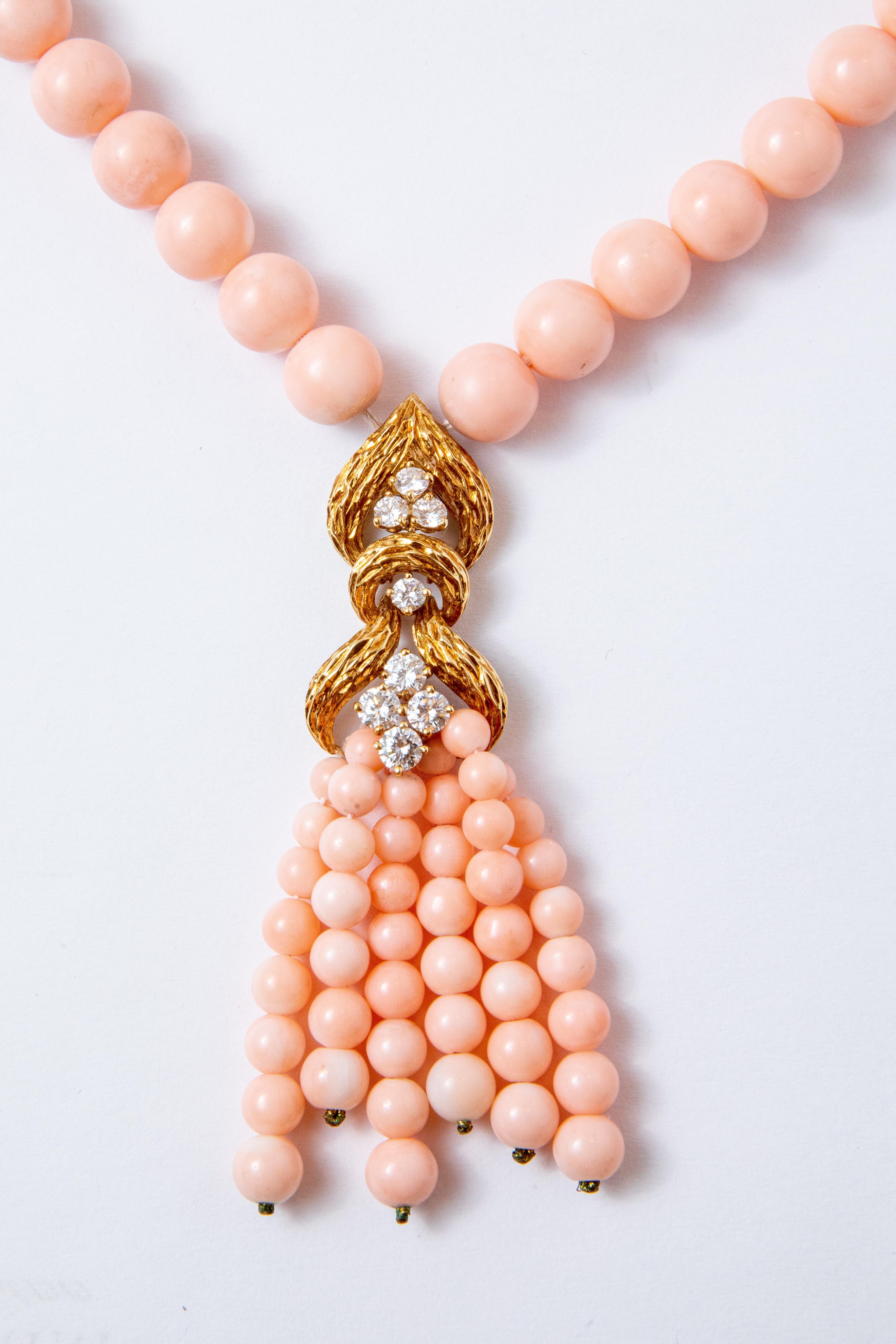 Necklace made of pink coral balls (Corallium japonicum), in the center a gold pear-shaped decoration set with brilliant-cut diamonds holding a cascade of falling coral balls.
Signed M. Gérard and numbered CS848, Special order