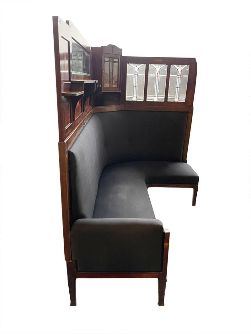 A corner sofa by J.M. Middelraad for H. Pander & Zn

A corner sofa with fabric upholstery. The beautiful hand-carved details in Art Nouveau patterns and dragonflies, as well as on the corners of the top legs. The back wall with facet-cut glass and