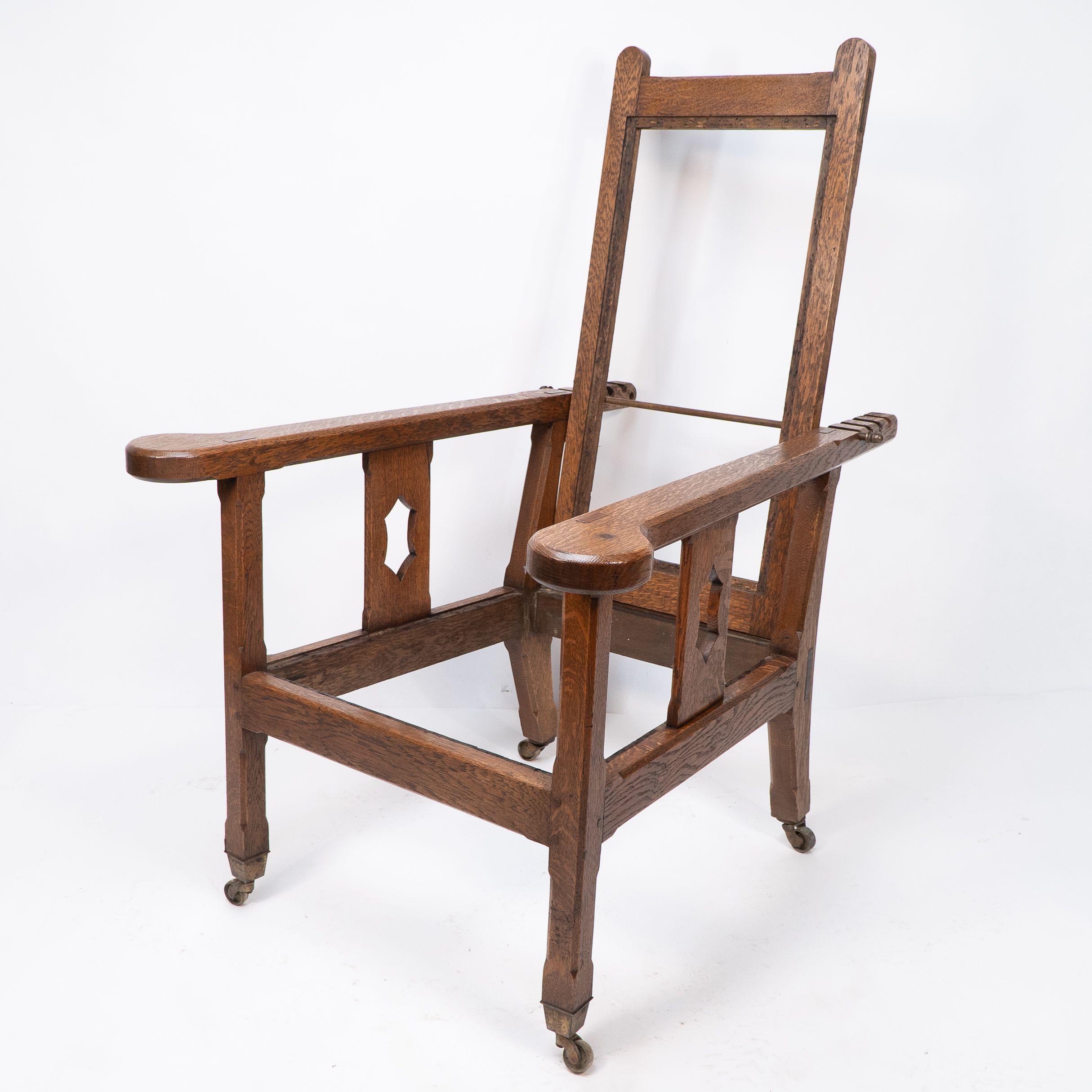 English A Cotswold School Arts and Crafts reclining oak armchair of superior quality For Sale