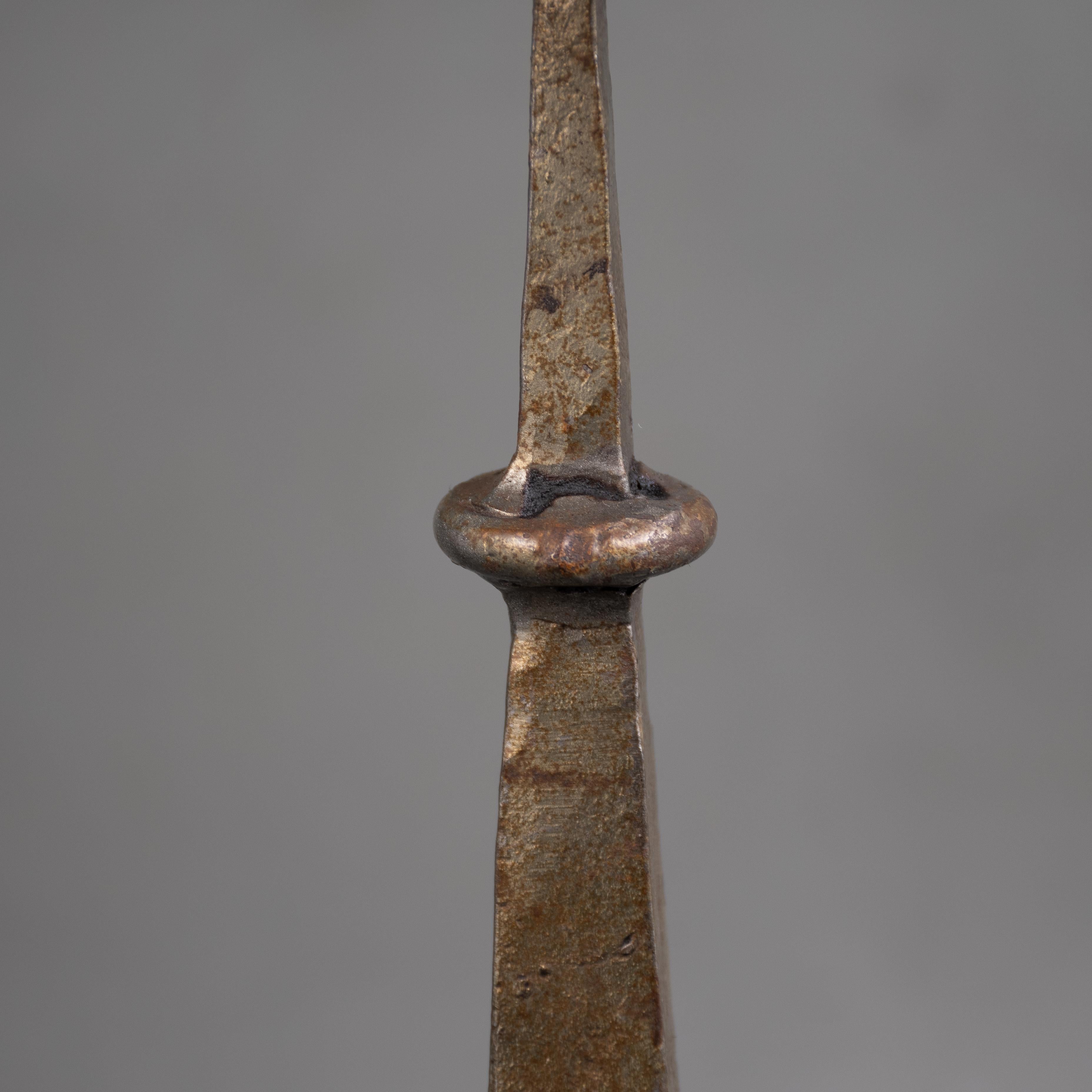 Un candelabro de hierro forjado a mano de la Escuela de Artes y Oficios de Cotswold en venta 3