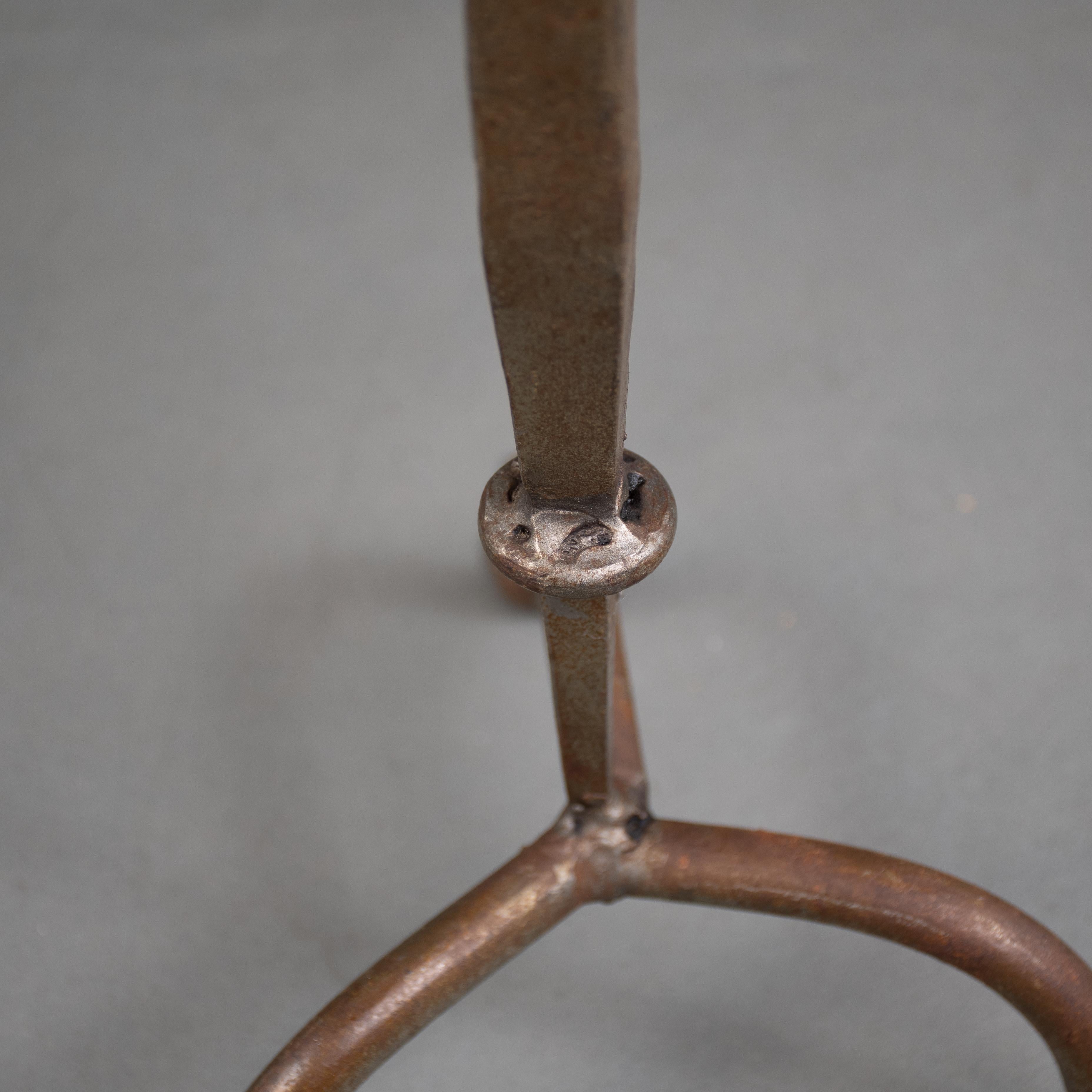 Un candelabro de hierro forjado a mano de la Escuela de Artes y Oficios de Cotswold en venta 4