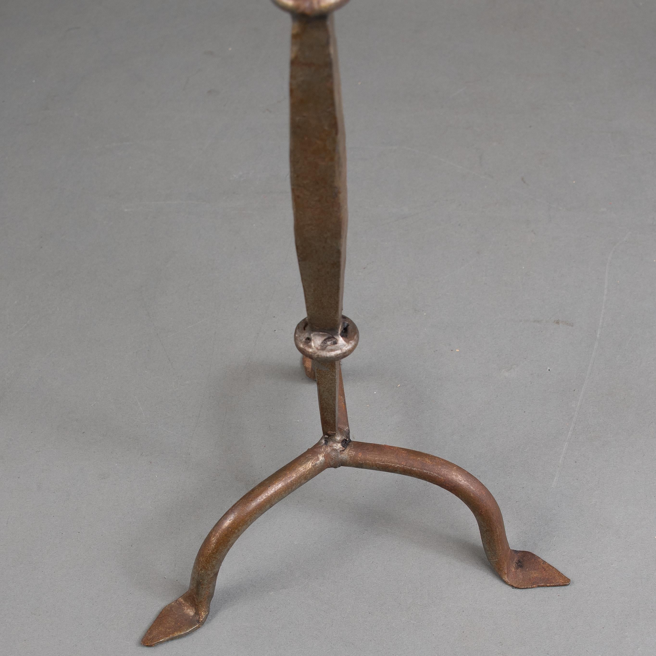 Un candelabro de hierro forjado a mano de la Escuela de Artes y Oficios de Cotswold en venta 5