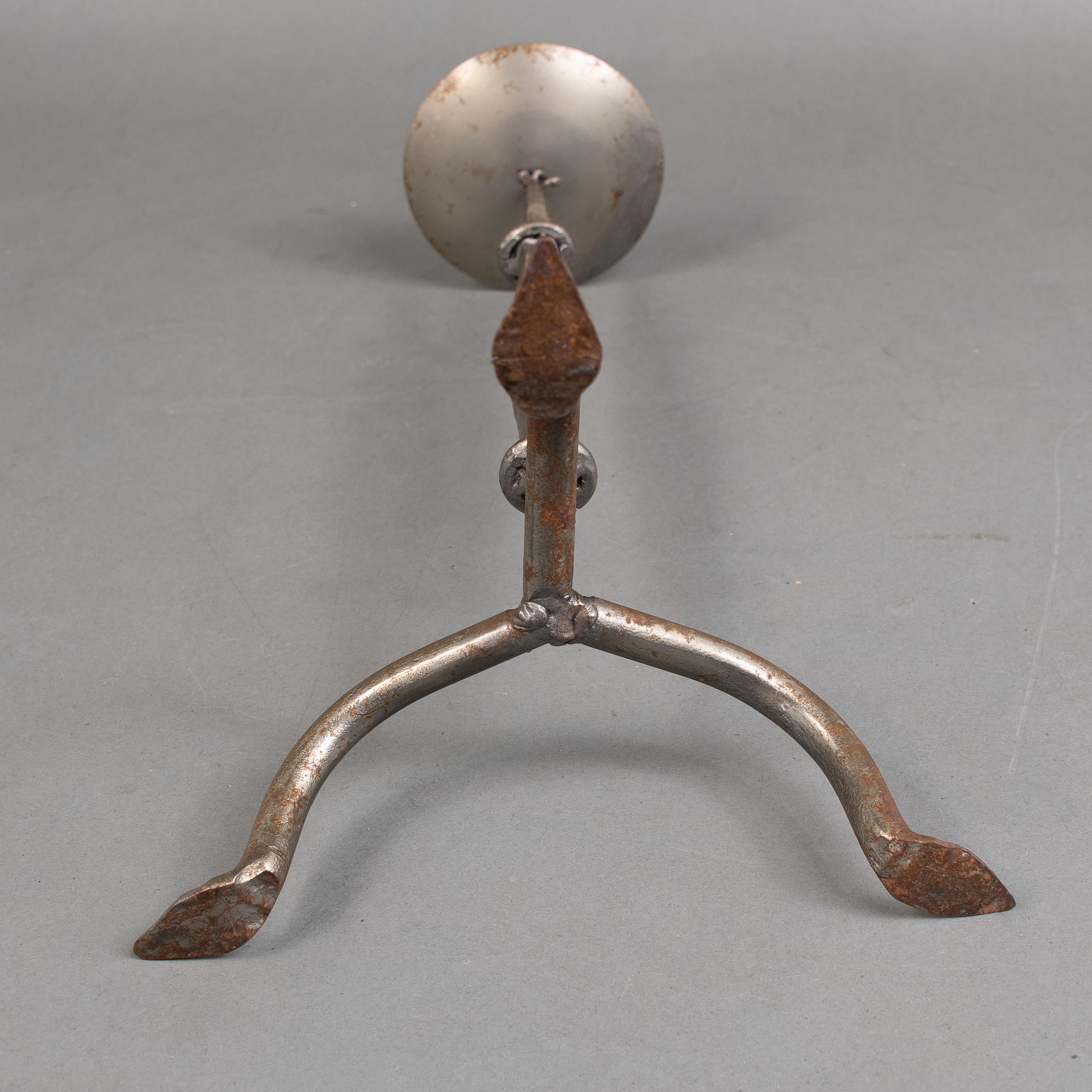 Un candelabro de hierro forjado a mano de la Escuela de Artes y Oficios de Cotswold en venta 6