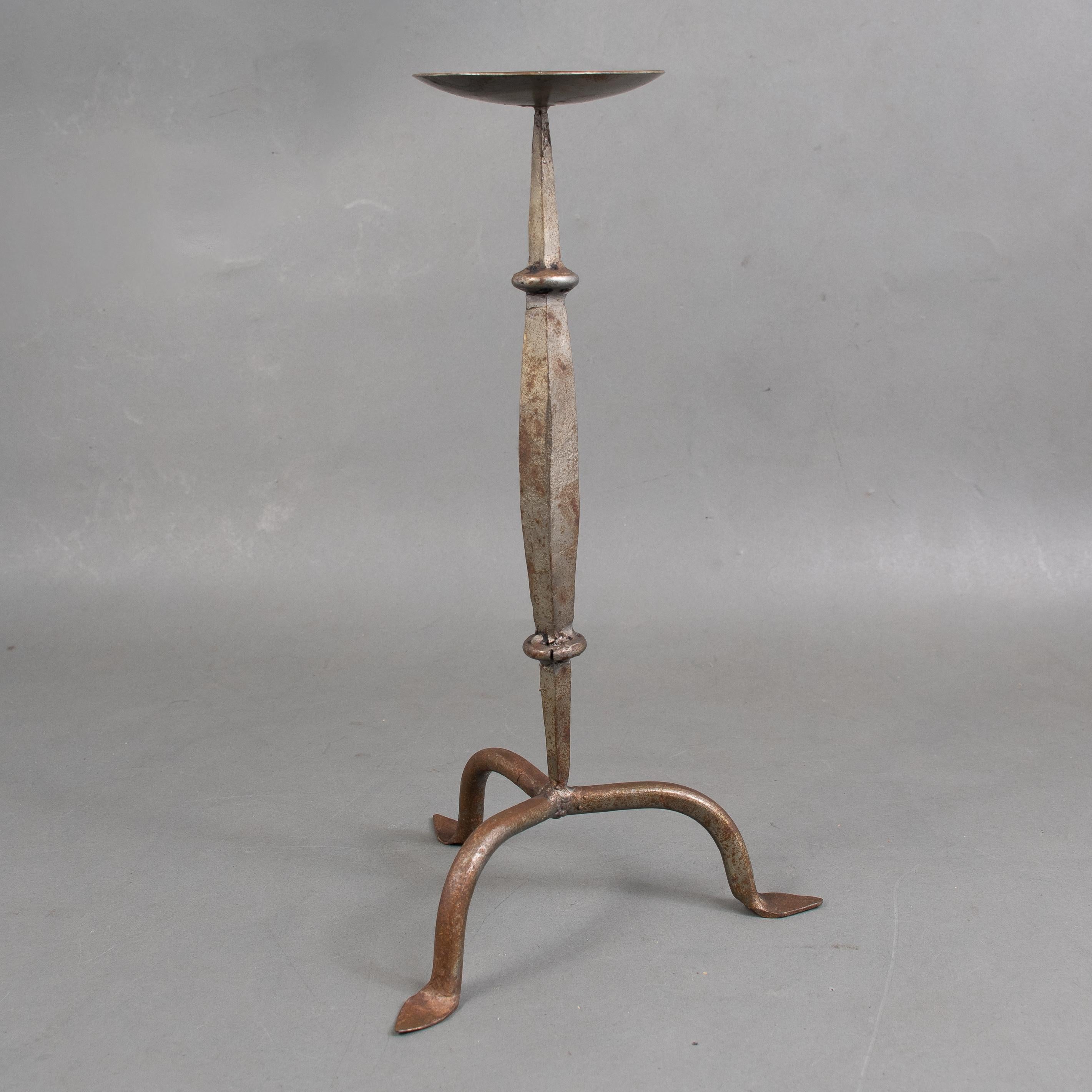 Un candelabro de hierro forjado a mano de la Escuela de Artes y Oficios de Cotswold Artes y manualidades en venta