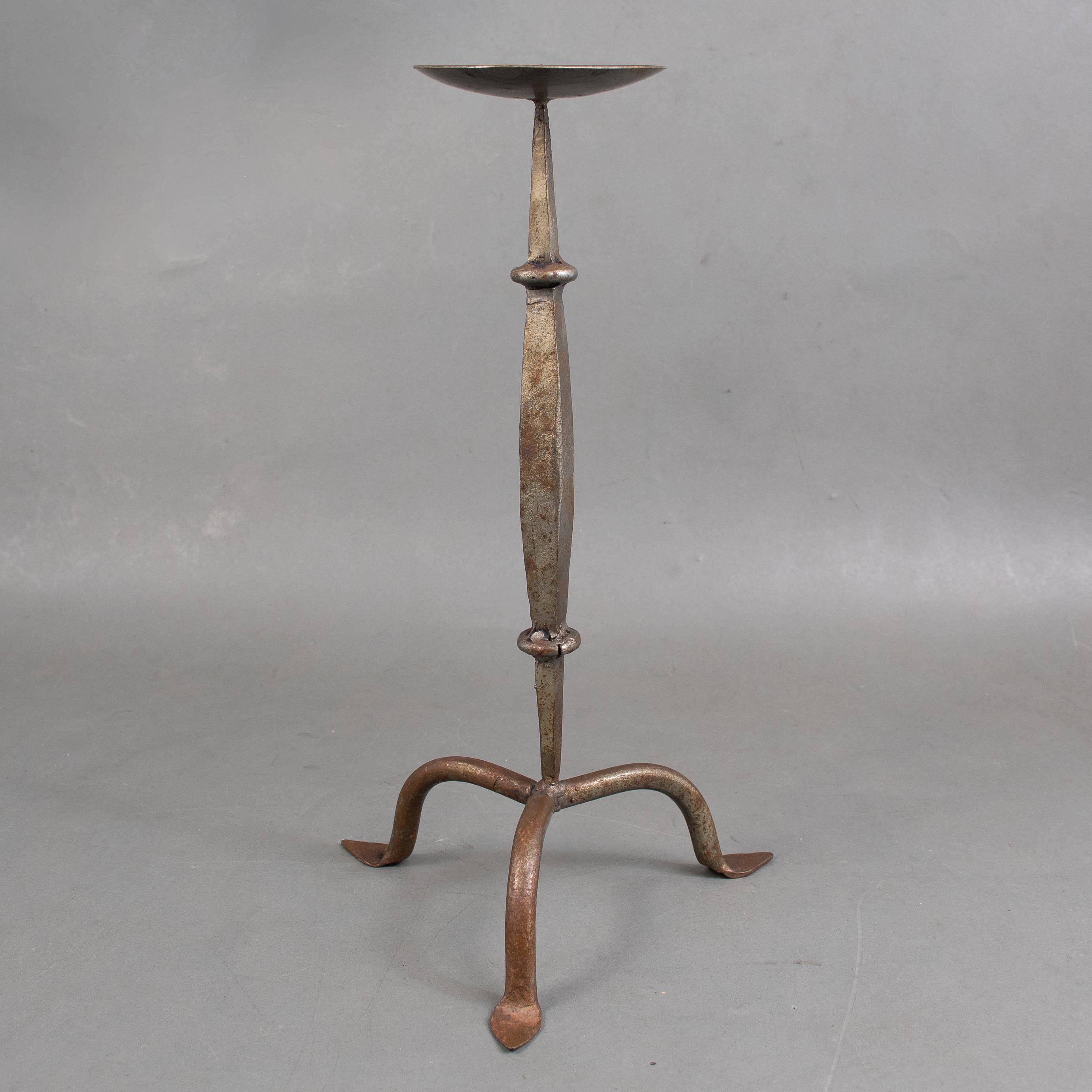 Un candelabro de hierro forjado a mano de la Escuela de Artes y Oficios de Cotswold Inglés en venta