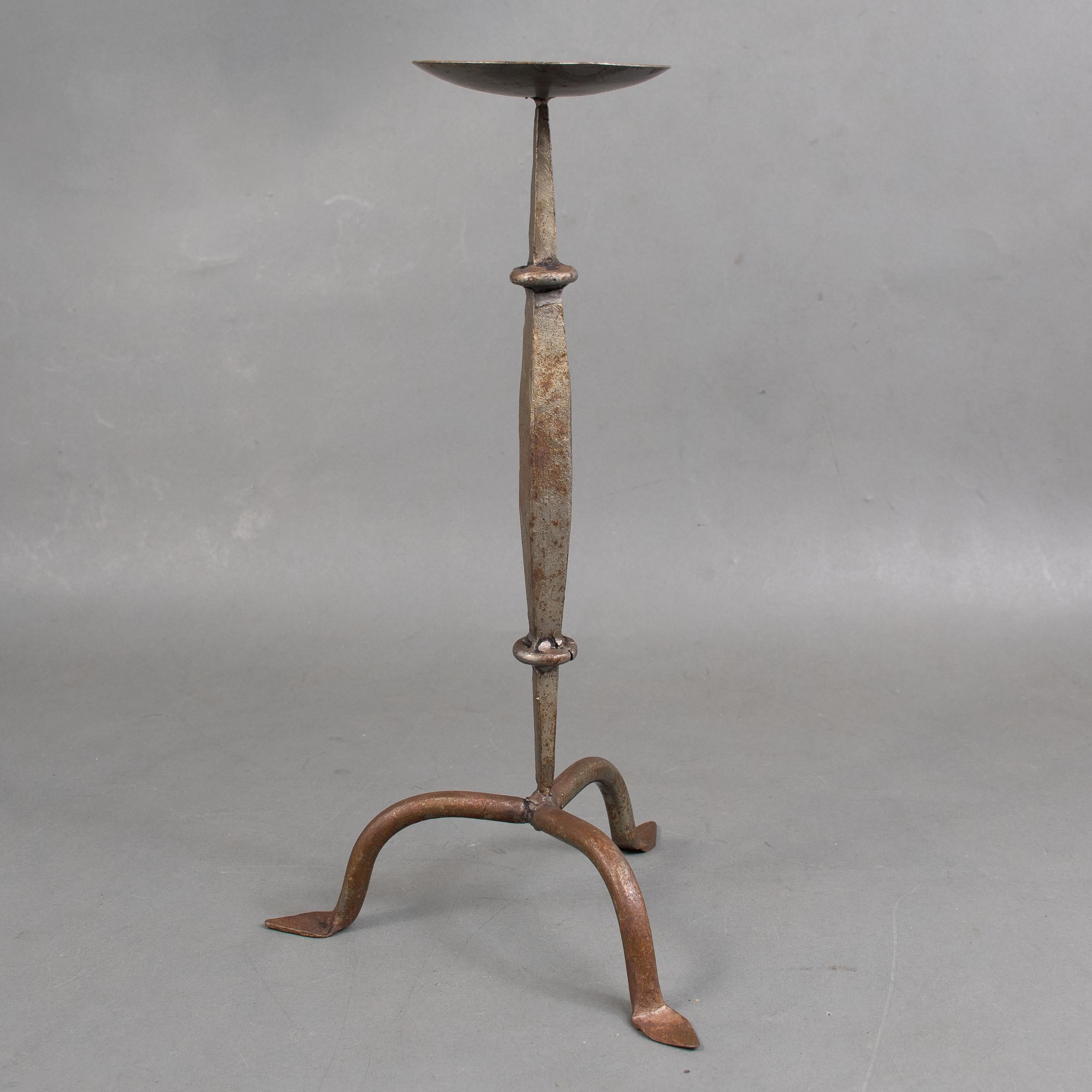 Un candelabro de hierro forjado a mano de la Escuela de Artes y Oficios de Cotswold en Bueno estado para la venta en London, GB