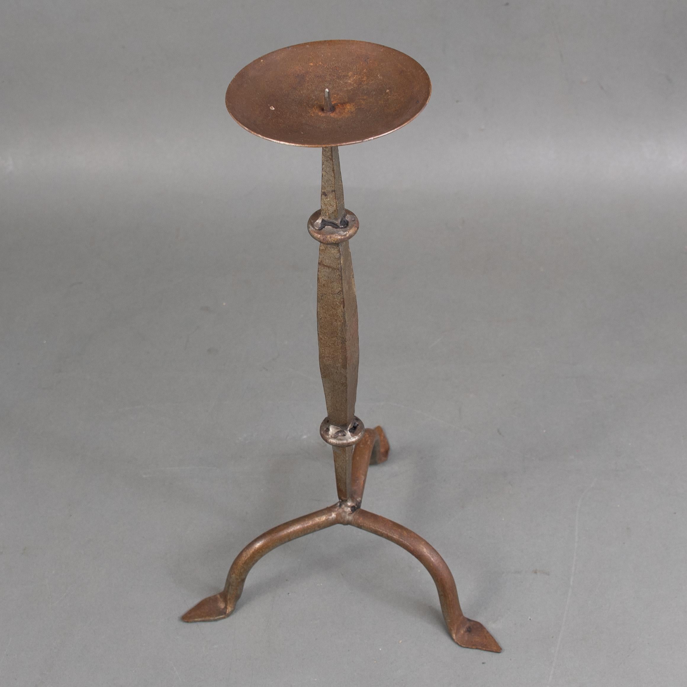 Un candelabro de hierro forjado a mano de la Escuela de Artes y Oficios de Cotswold principios del siglo XX en venta