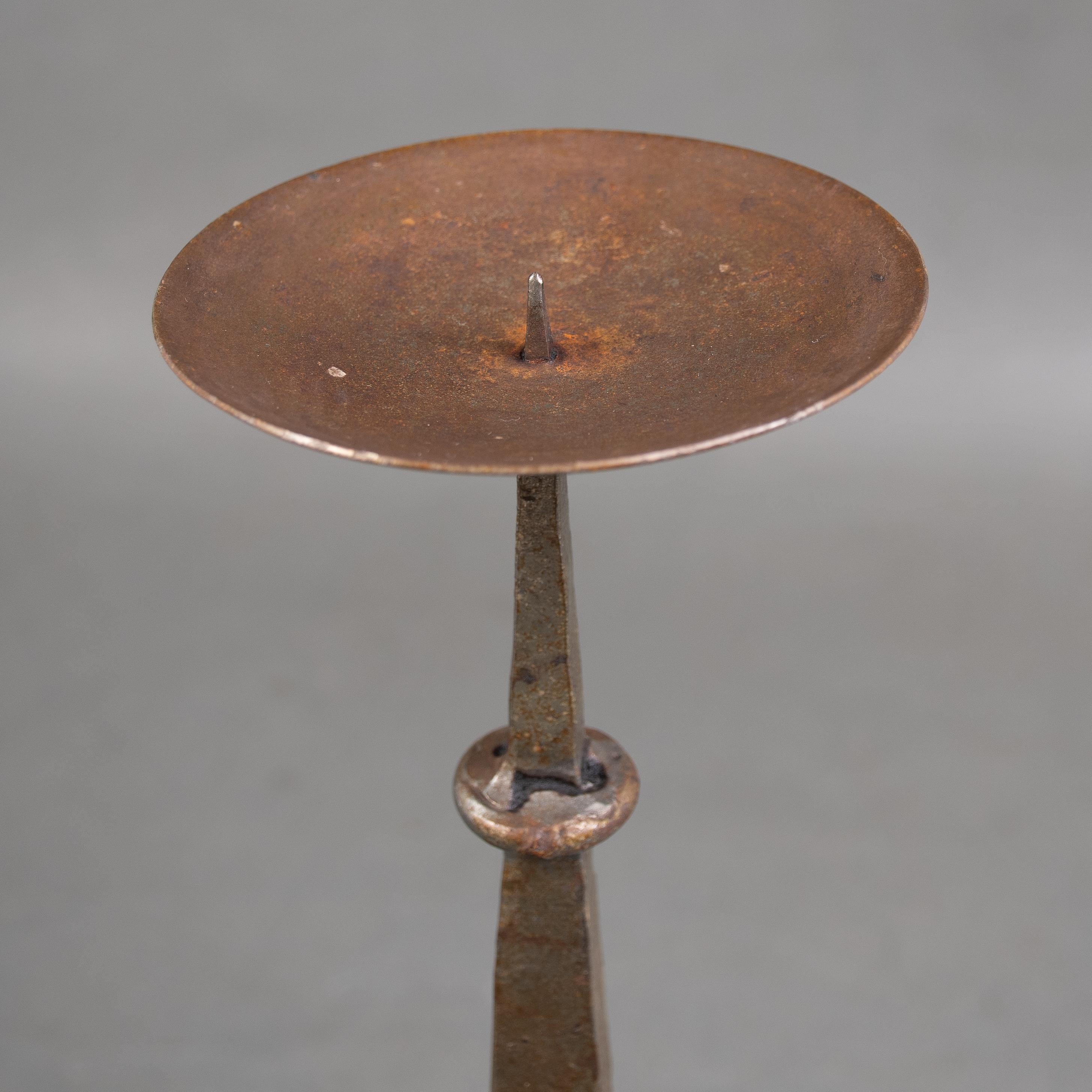 Un candelabro de hierro forjado a mano de la Escuela de Artes y Oficios de Cotswold Hierro forjado en venta