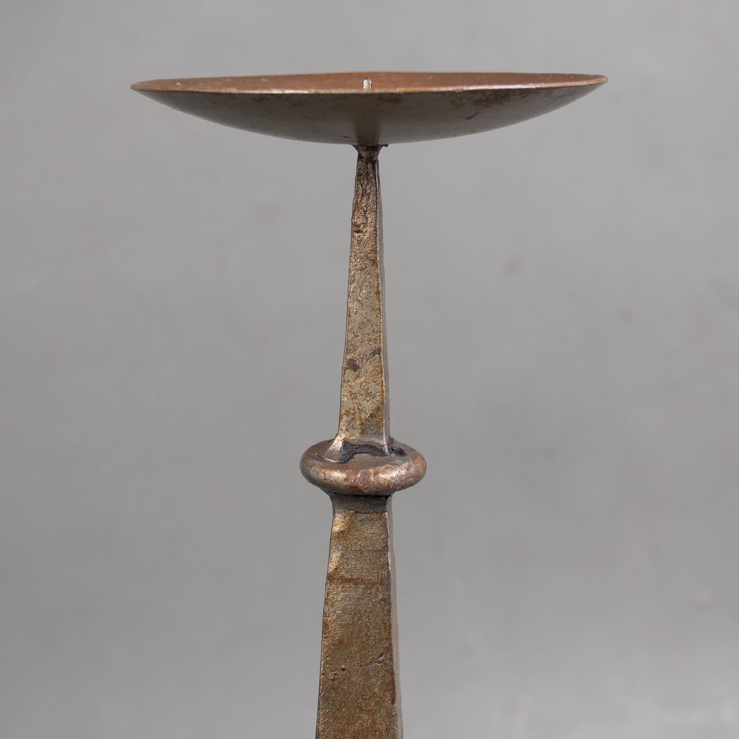 Un candelabro de hierro forjado a mano de la Escuela de Artes y Oficios de Cotswold en venta 1