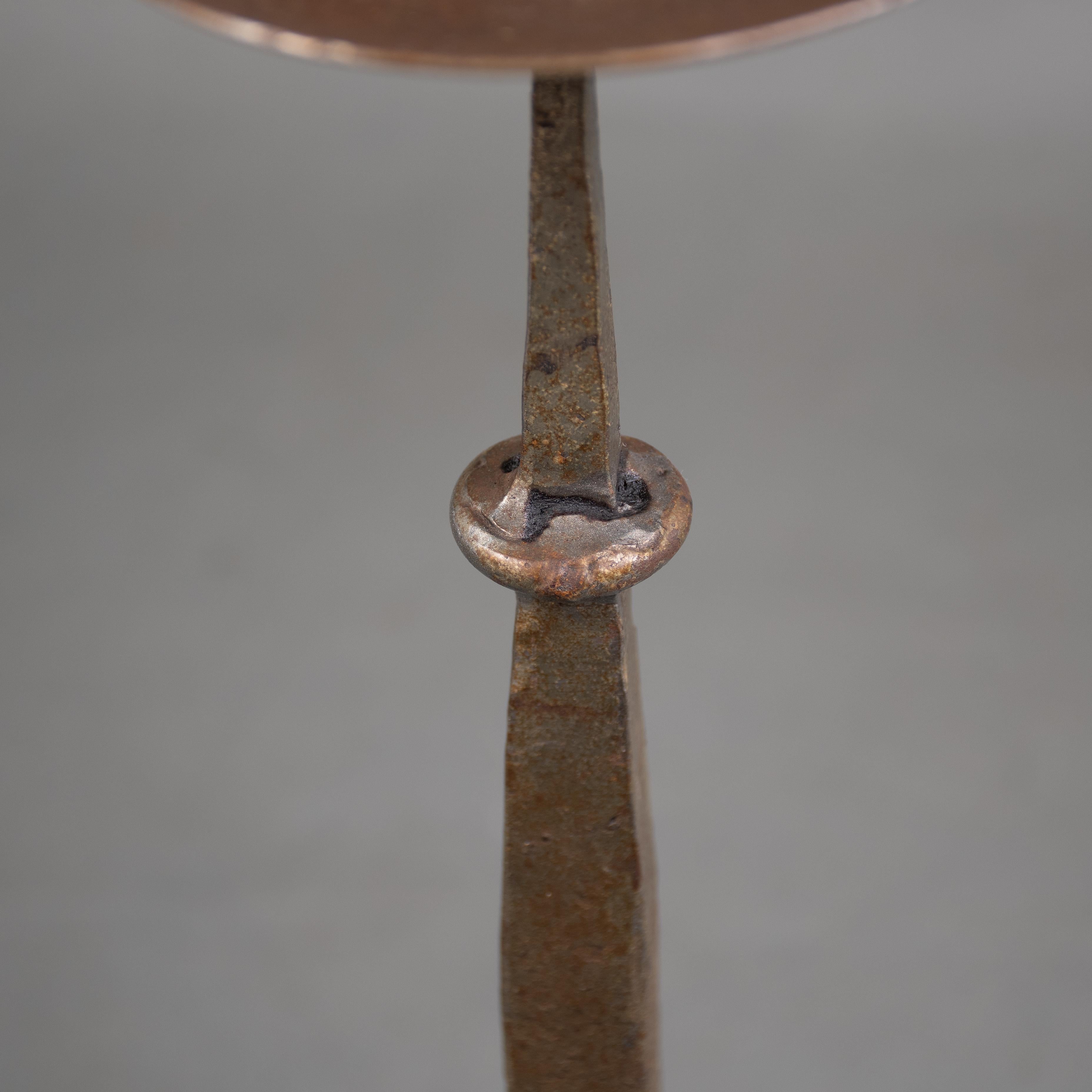 Un candelabro de hierro forjado a mano de la Escuela de Artes y Oficios de Cotswold en venta 2