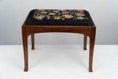 Edward Barnsley. Tabouret en noyer de l'école The Cotswold, avec siège en tapisserie d'origine.