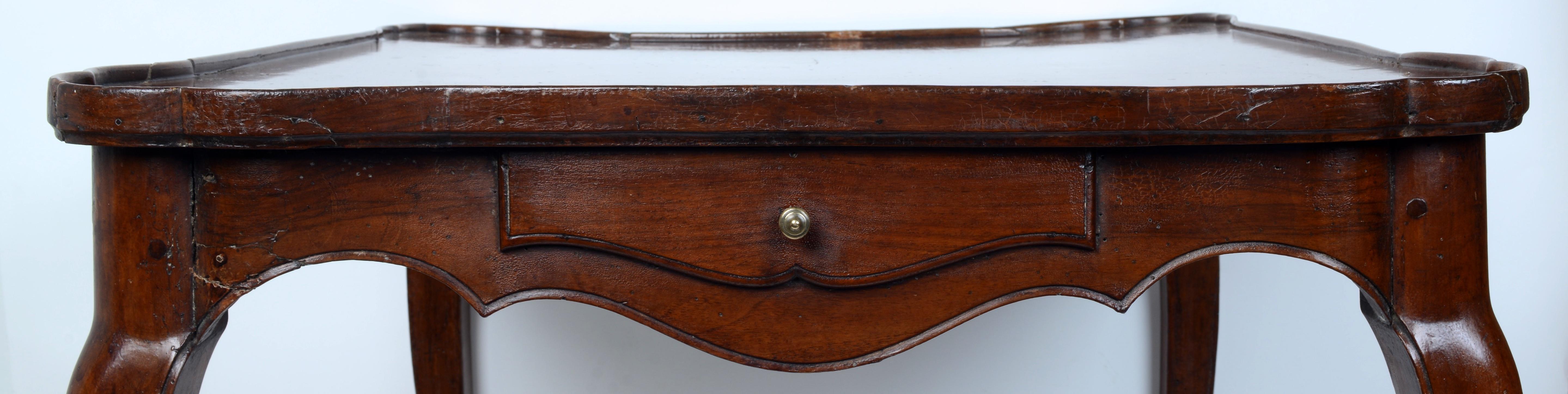 A.I.C.C. Table à jeux en noyer d'époque Louis XV Milieu du XVIIIe siècle en vente 7