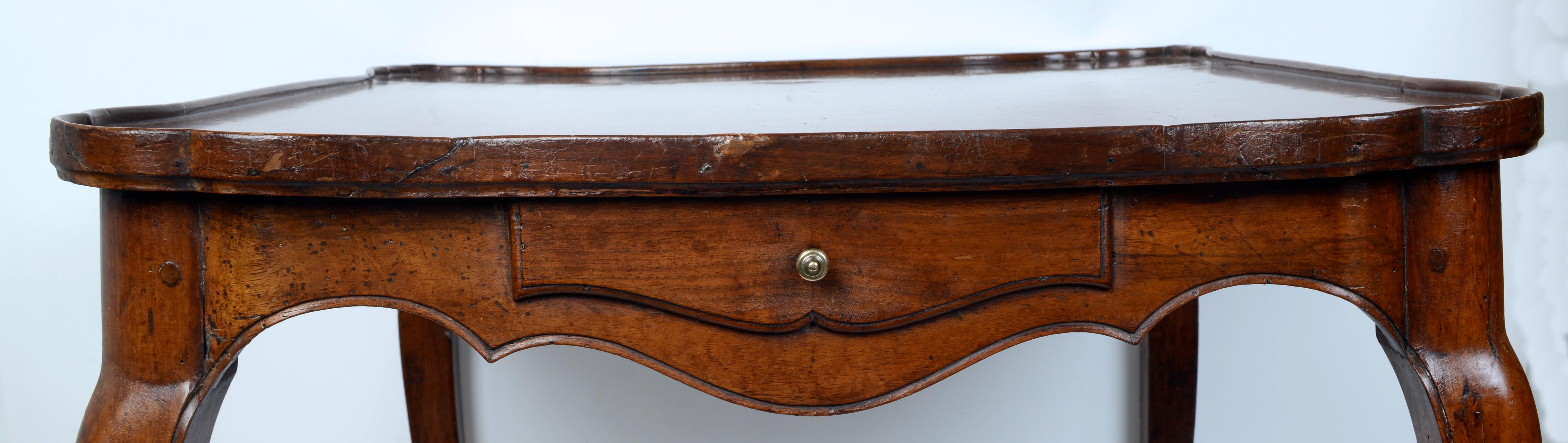 A.I.C.C. Table à jeux en noyer d'époque Louis XV Milieu du XVIIIe siècle en vente 8