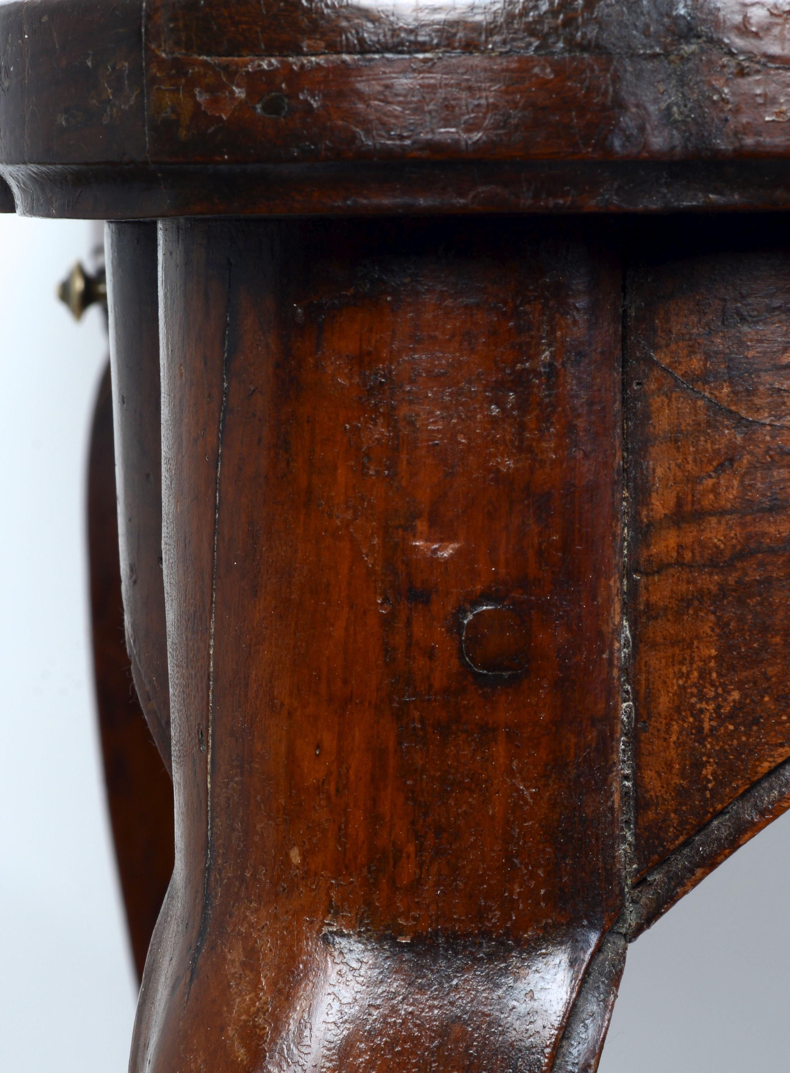 A.I.C.C. Table à jeux en noyer d'époque Louis XV Milieu du XVIIIe siècle en vente 10